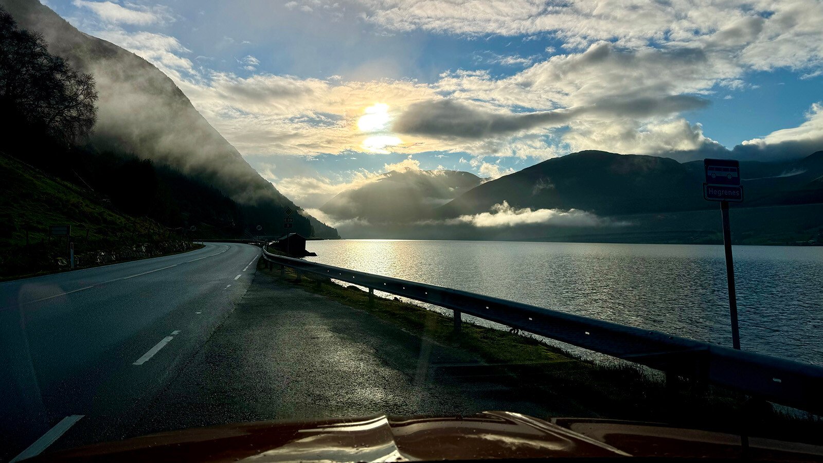 Jølstravatnet, i det tåka gir tapt for haustsola.