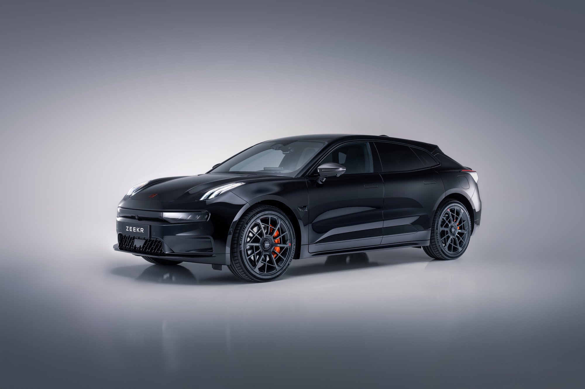 Zeekr 001 Sport Edition i sort i et hvitt studio