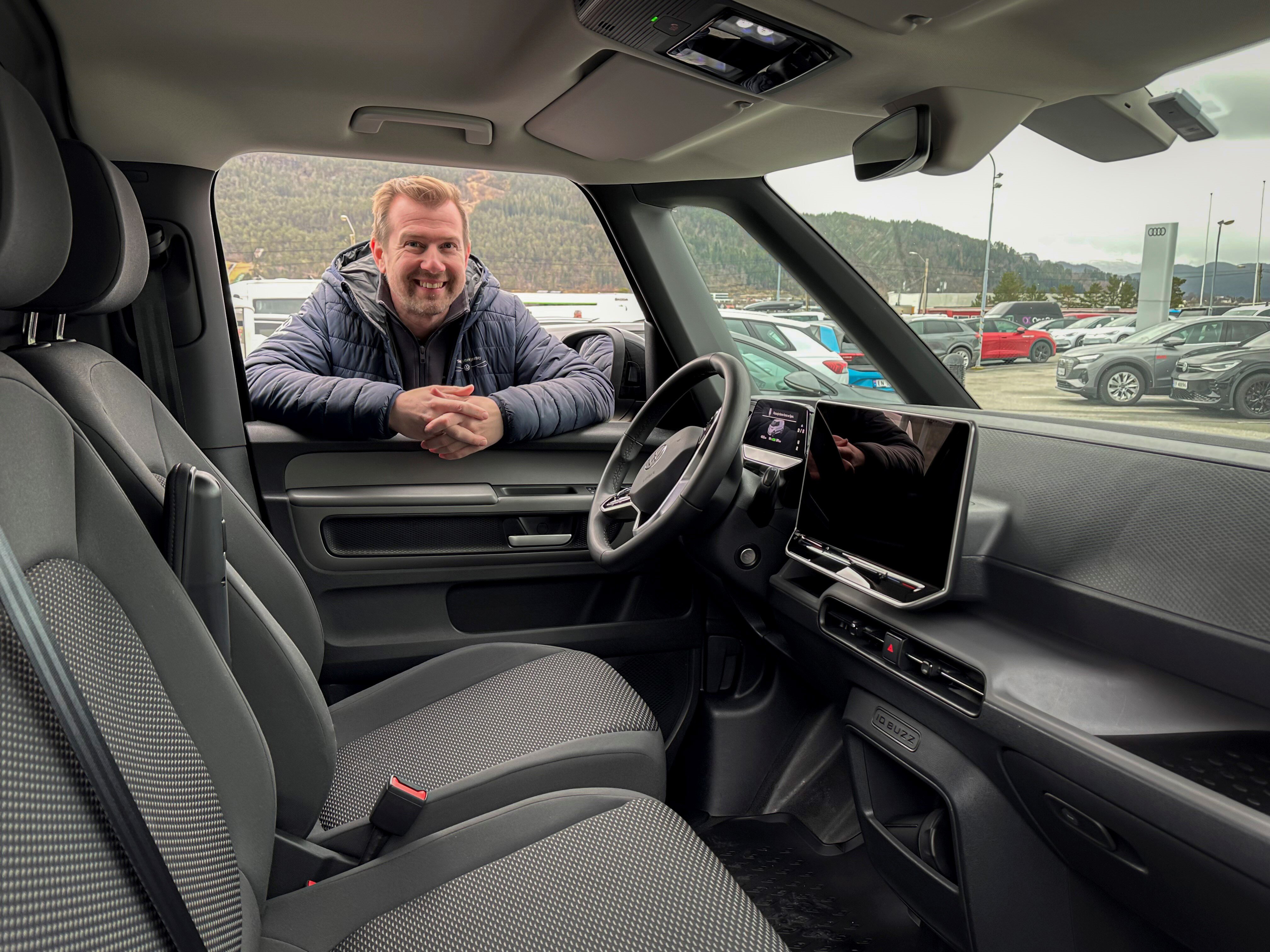 – Når bilen også er arbeidsplassen din, er det greit at komfort, lydnivå og innovative og intuitive løsninger er samlet i en og samme pakke, og det har Volkswagen gjort med den nye ID. Buzz Cargo.