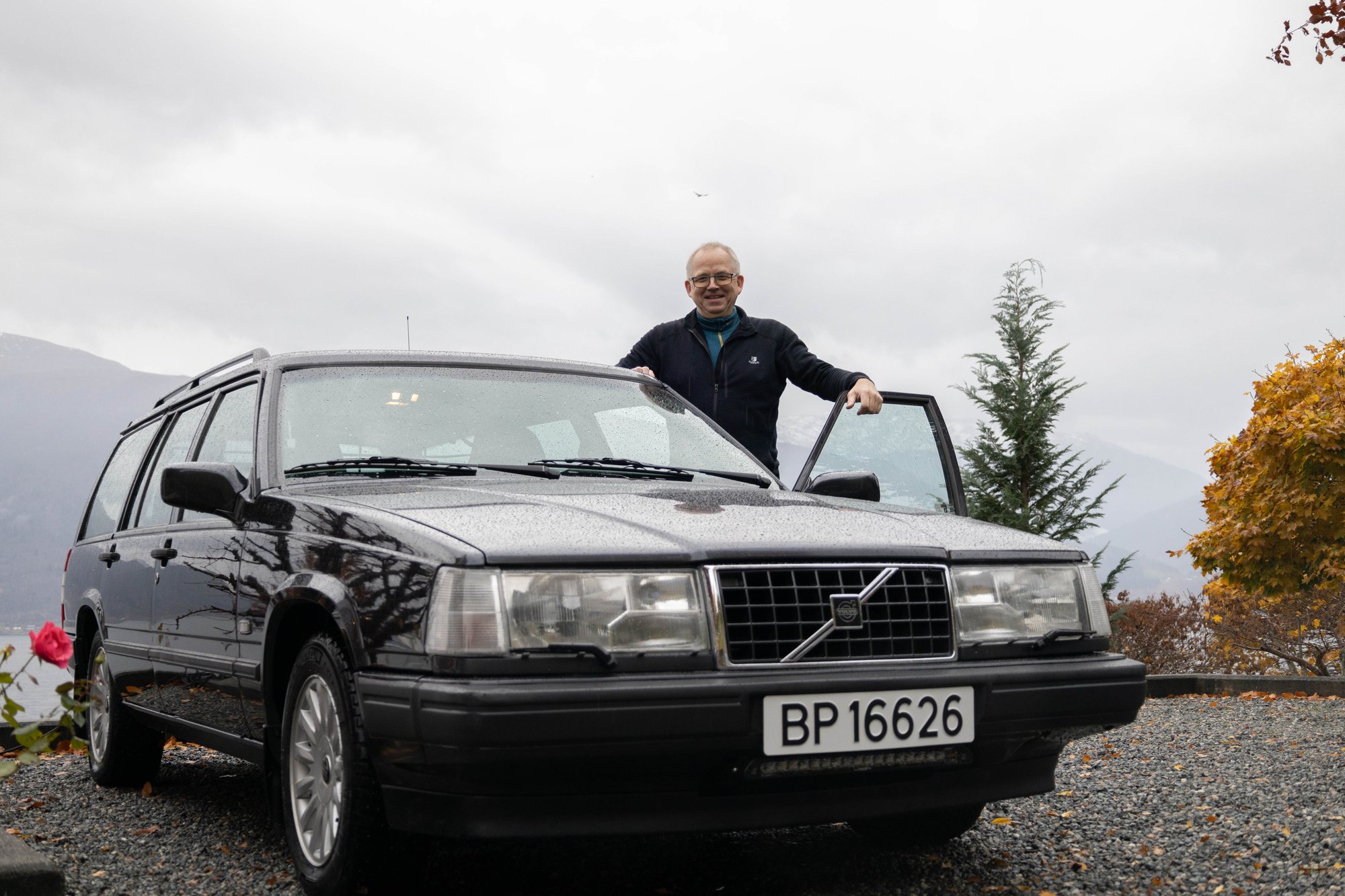 202411_Frydenbø Bil VPL_Sogndal_Sjuk Sekse sin Volvo 940_står ved bilen