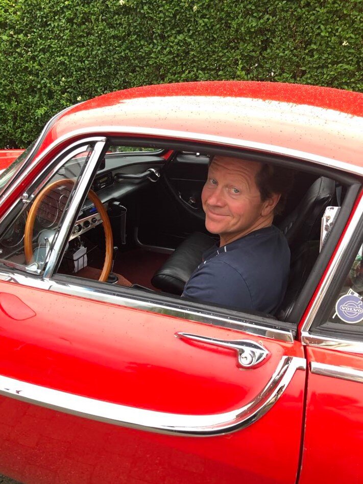 2024_volvo_P1800_Knut Herman Gjøvaag_i sin røde bil utdenfor bilsenteret i åsane 11