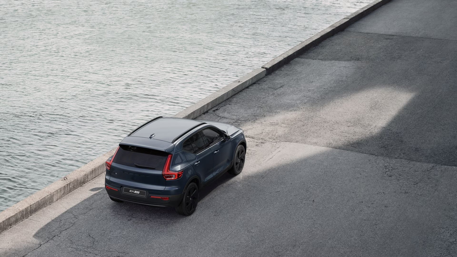 Volvo_EX40_black_edition_blå