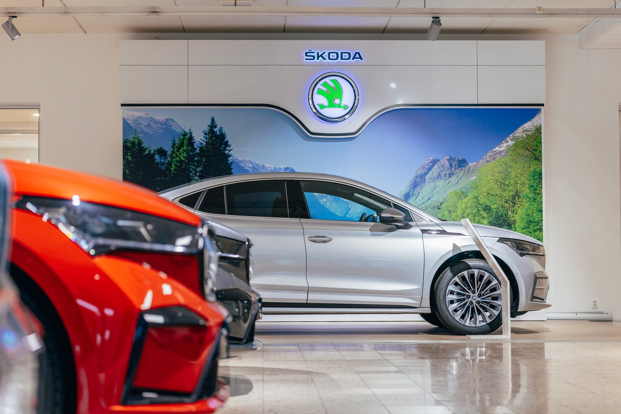 202410_Frydenbø Bil ASV_Førde_Skoda_salgshall_interiør