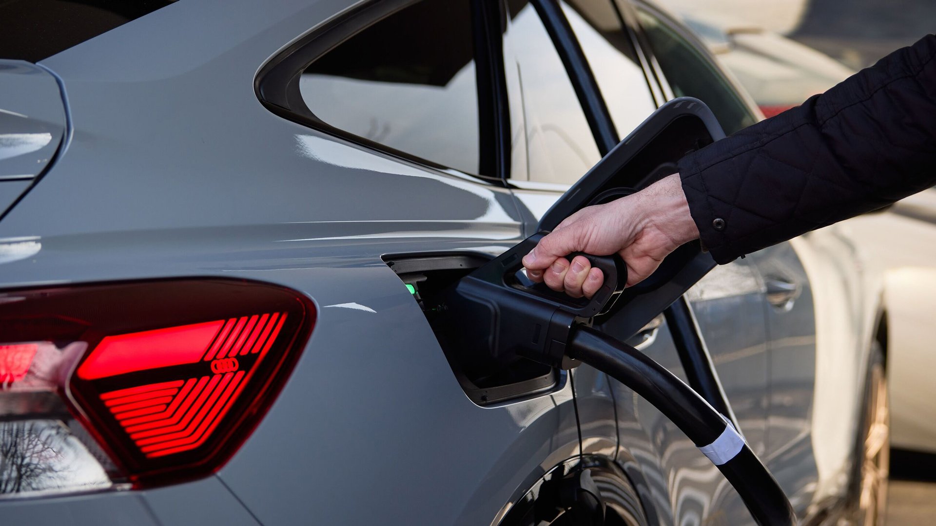 Nærbilde av ladeluken i Audi Q4