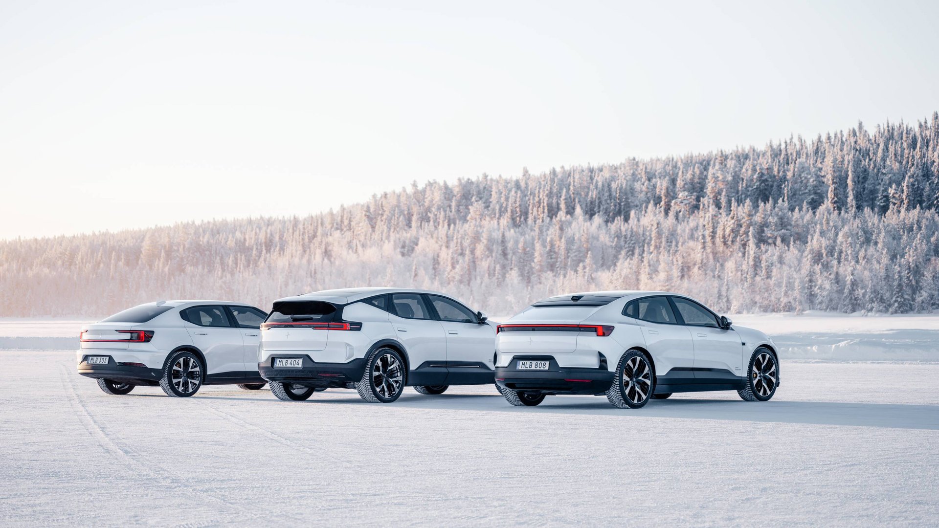 Polestar 2, 3 og 4 parkert på snøen, med snødekte trær i bakgrunnen