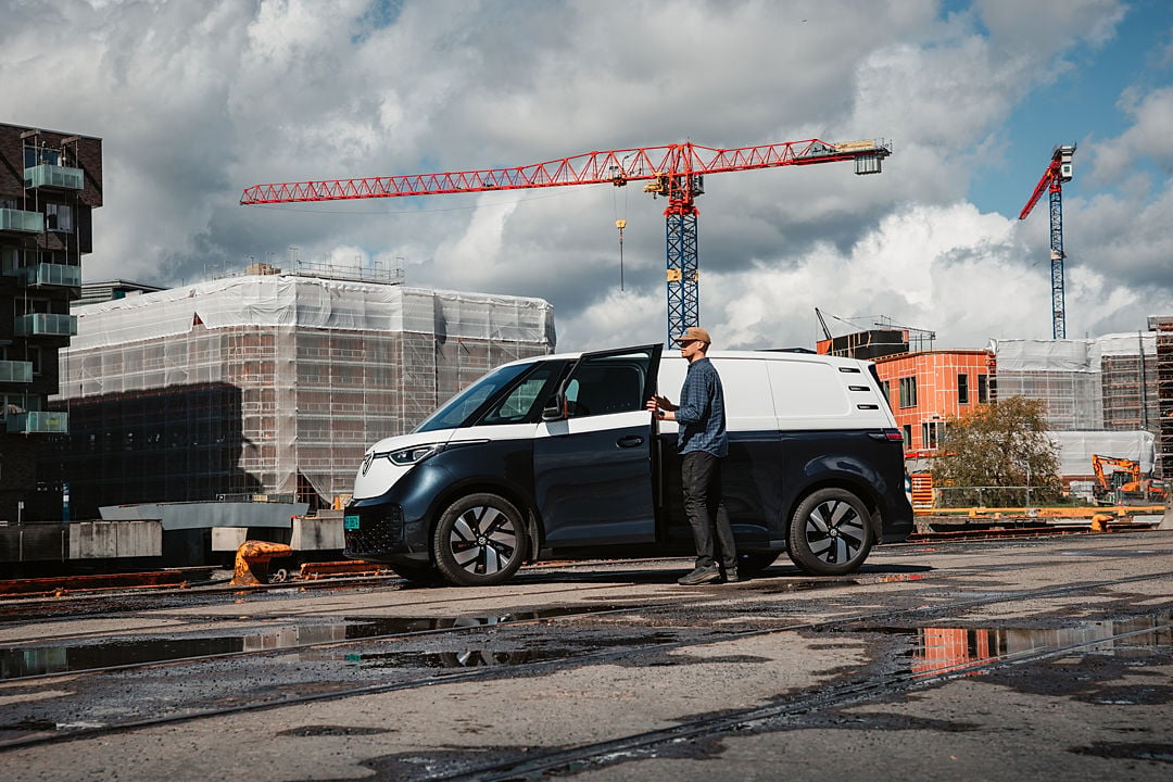 En ID. Buzz står parkert på et anleggsområdet med en krane i bakgrunnen