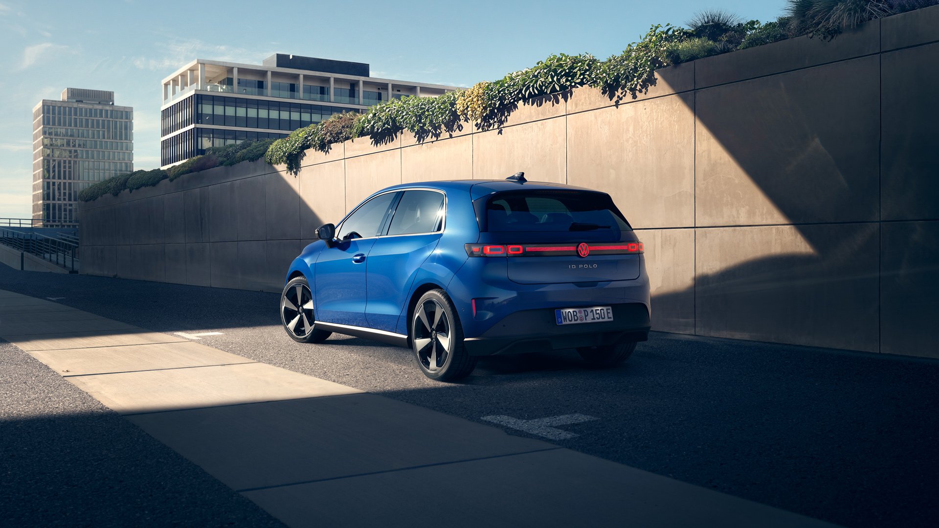 Id. Polo sett skrått bakfra parkert ute.