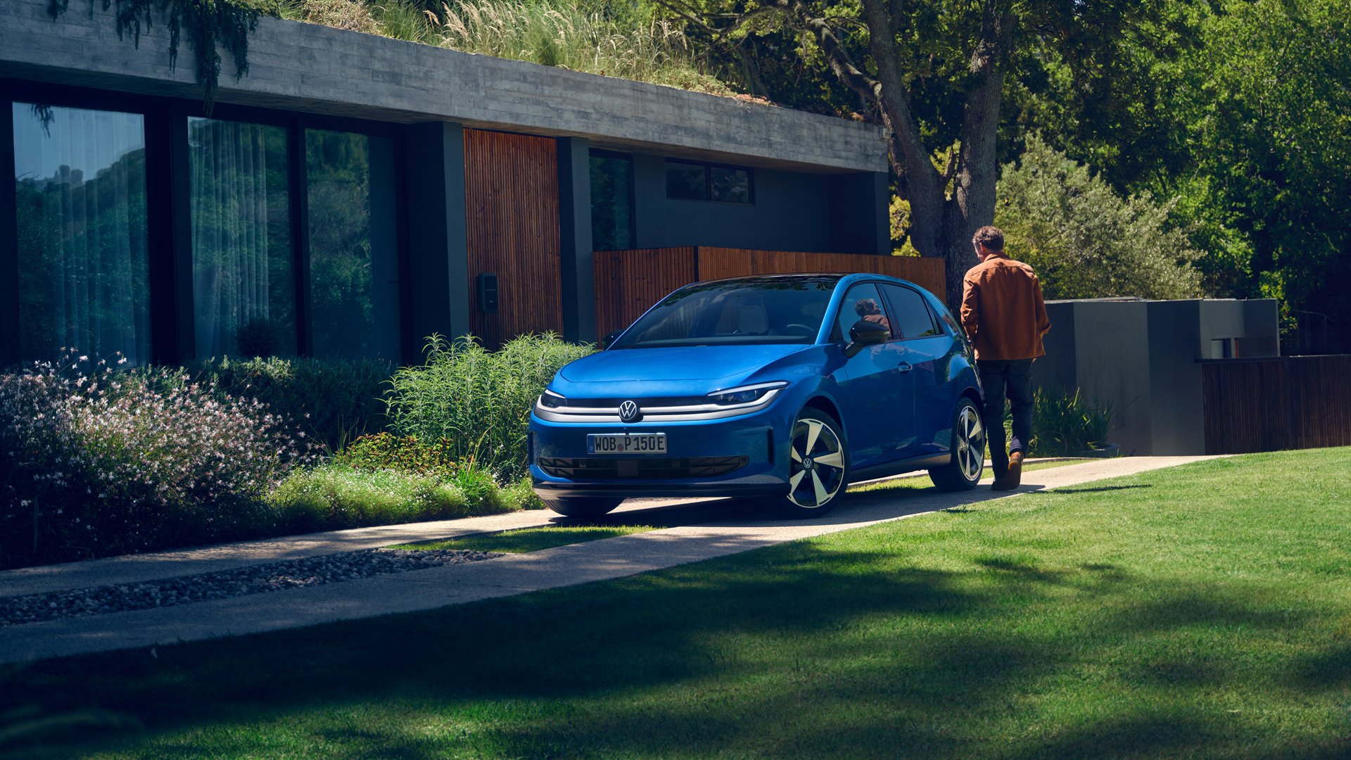 ID. Polo sett skrått forfra foran med en hage og et hus i bakgrunnen