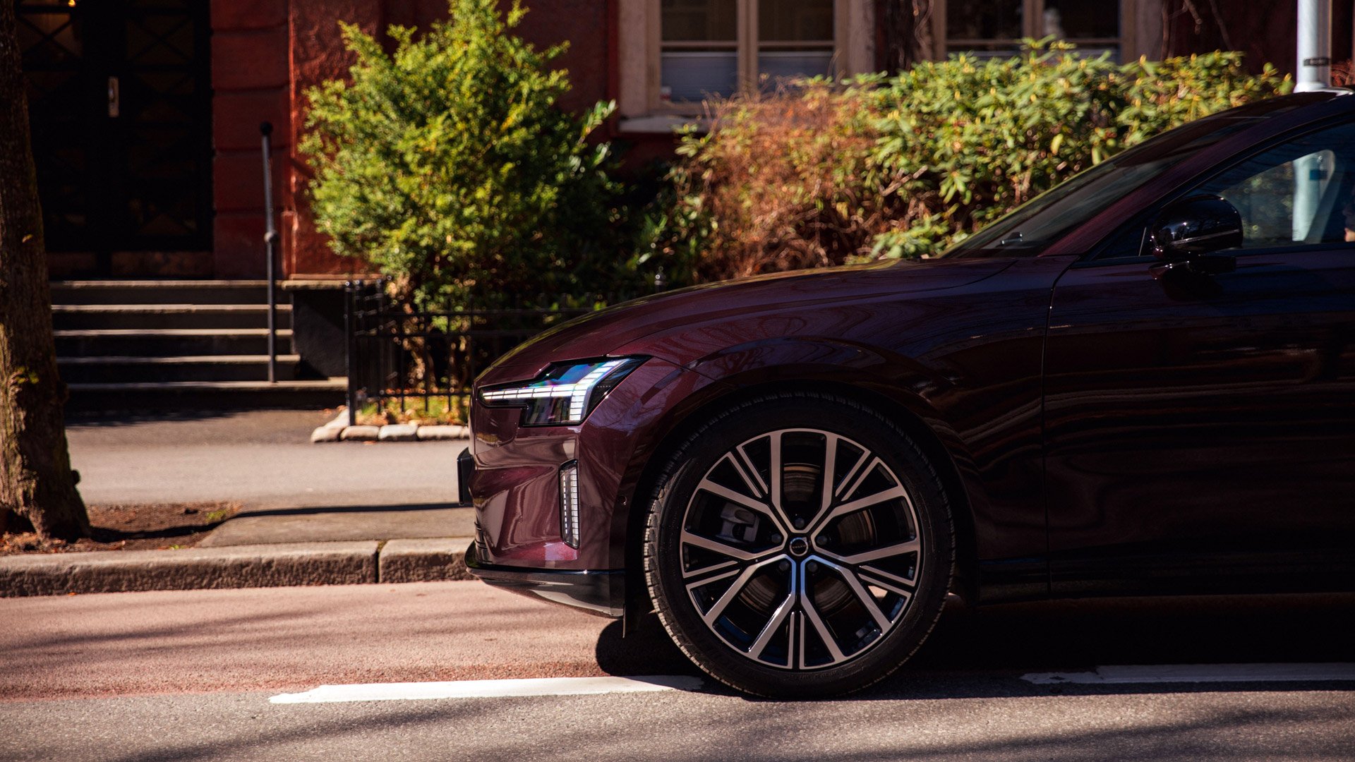 Nærbilde av siden og fronten av Volvo ES90