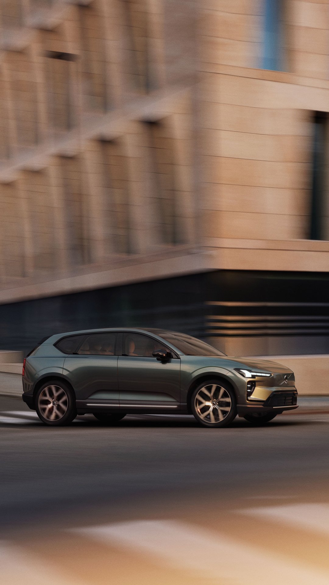 Frydenbø-Bil_VPL_Volvo_EX60_kjørende_by