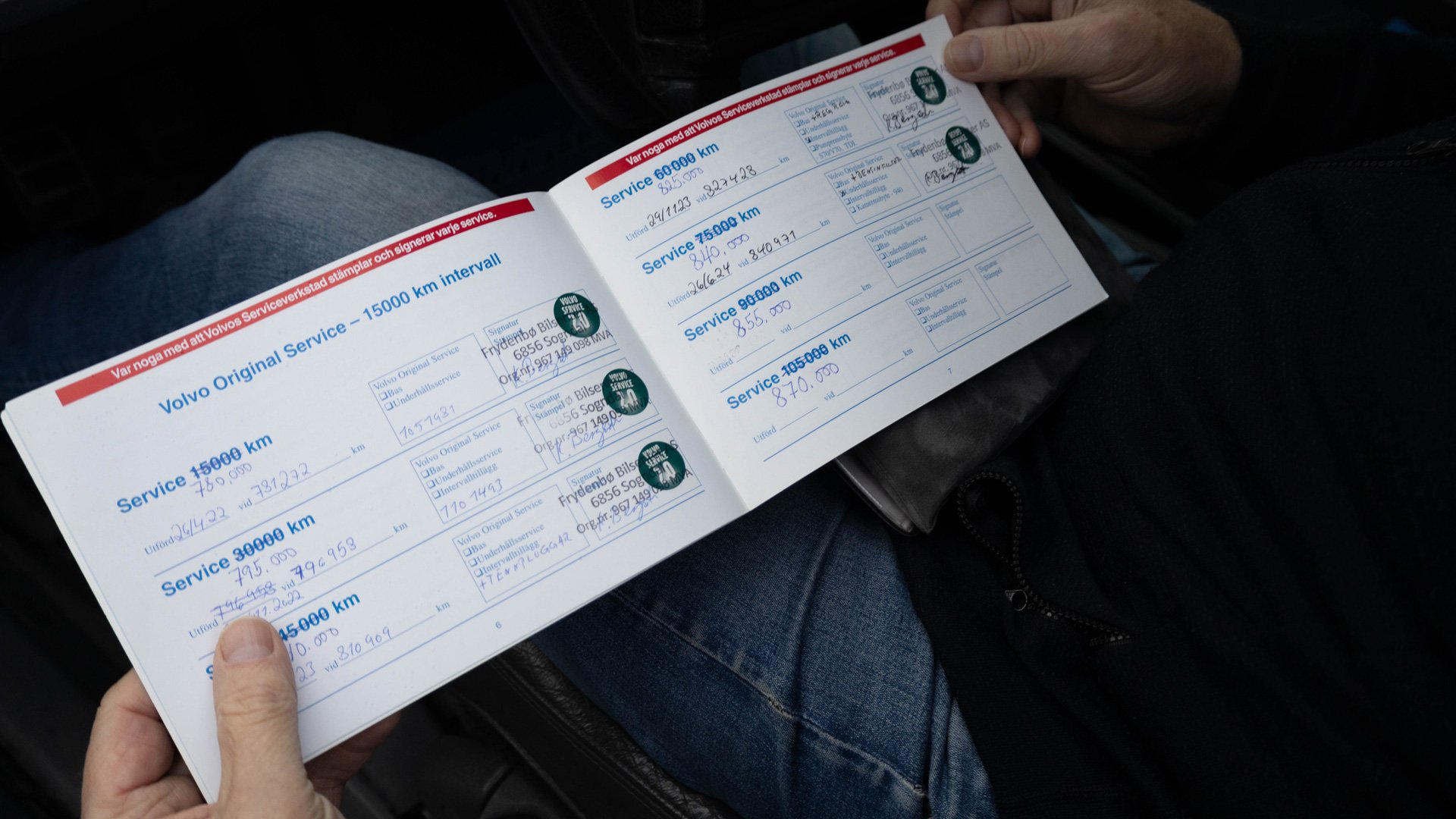 Nærbilde av serviceheftet til en Volvo 940