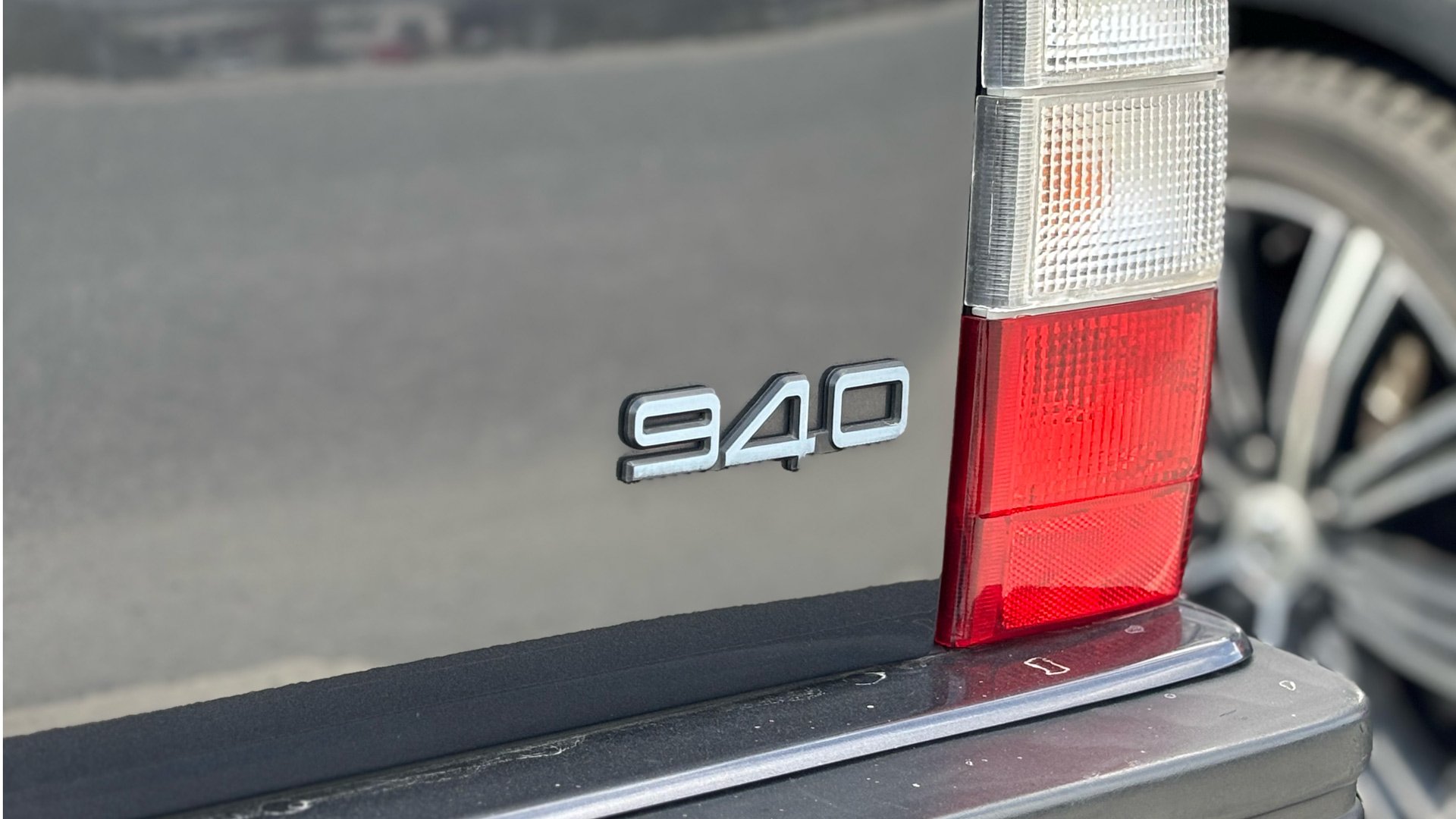 Nærbilde av Volvo 940 logoen bak
