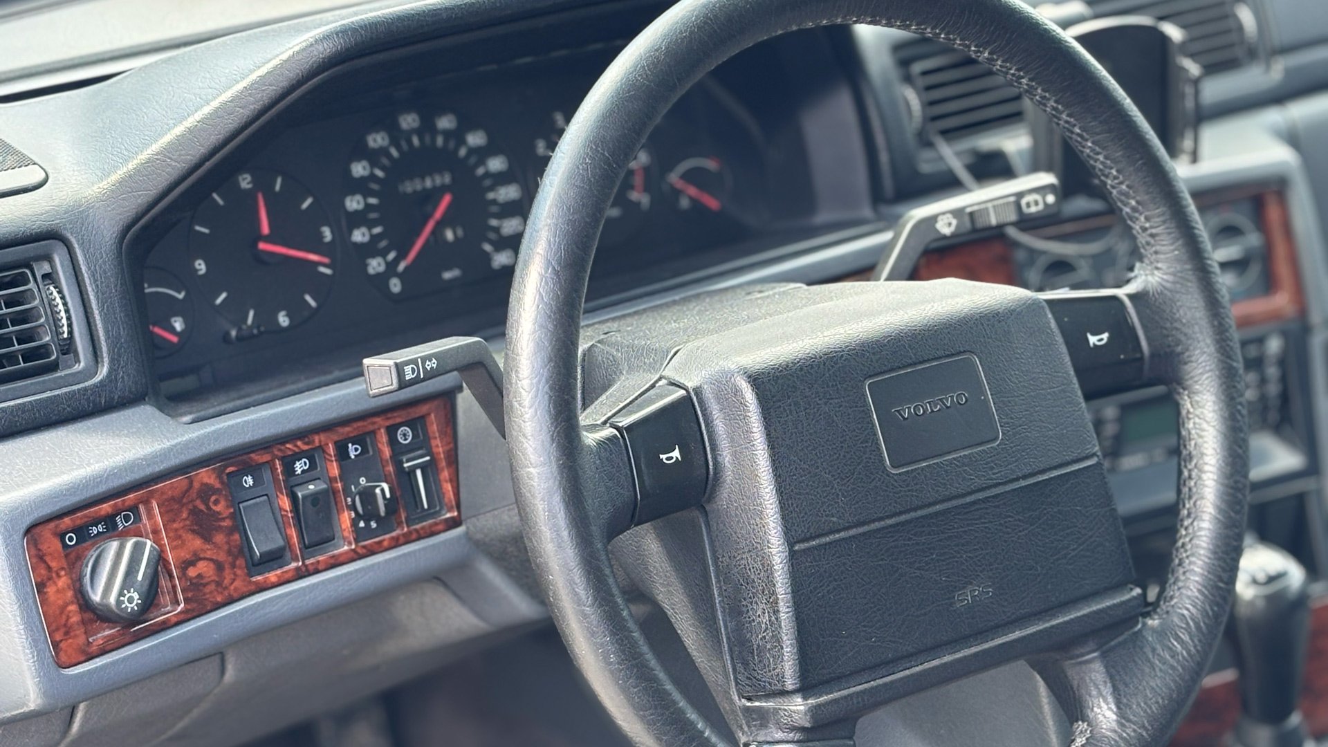 Nærbilde av ratt og interiør av Volvo 940