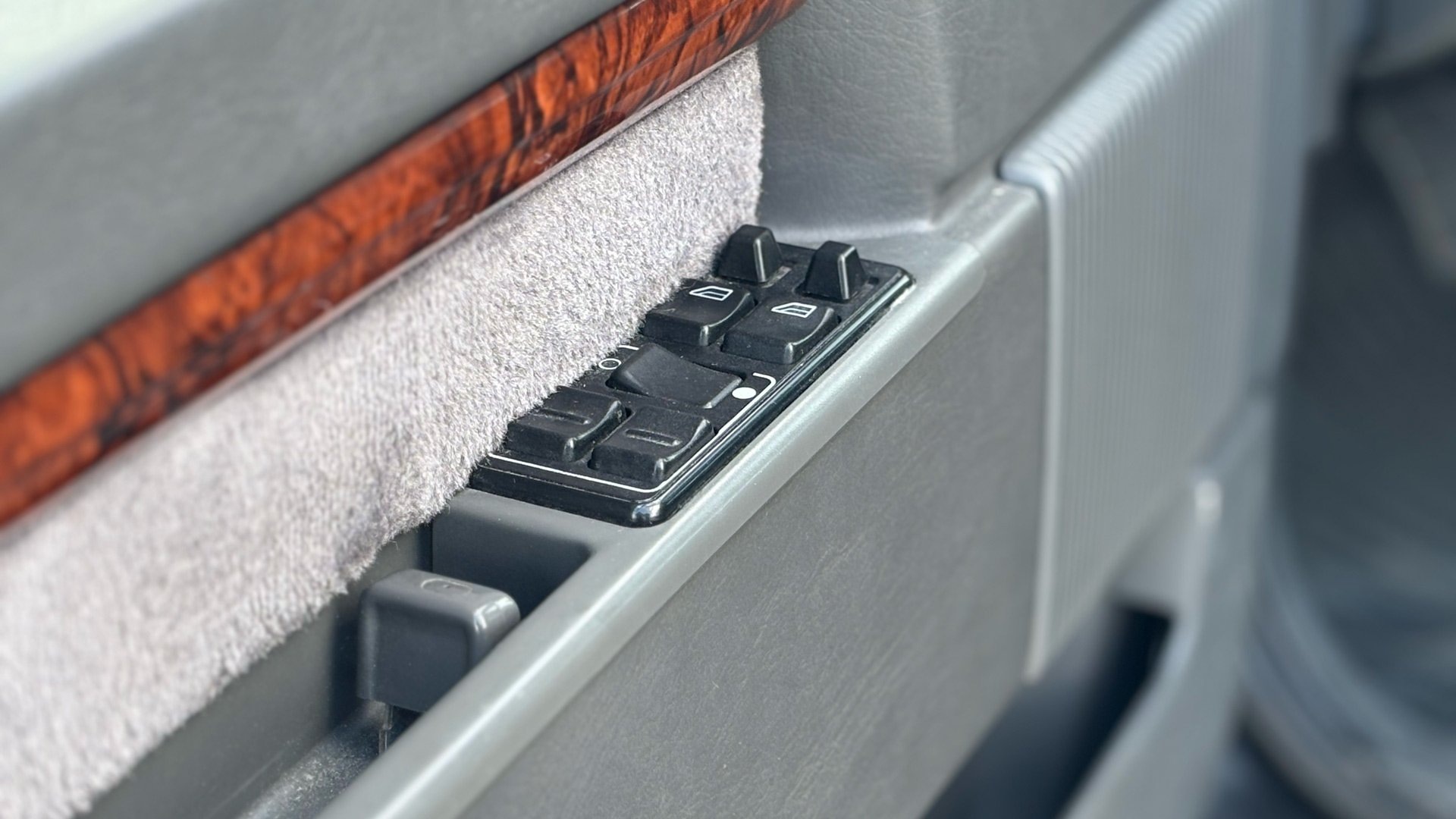 Nærbilde av interiøret i Volvo 940