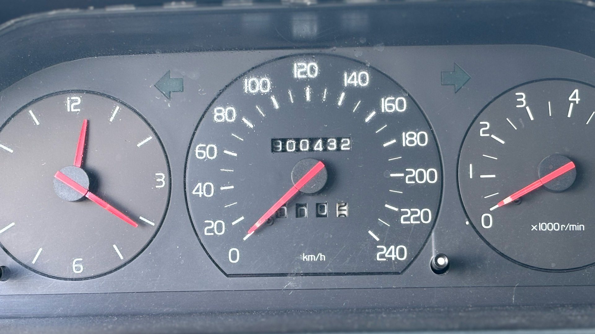 Nærbilde av kilometerstanden i en Volvo 940