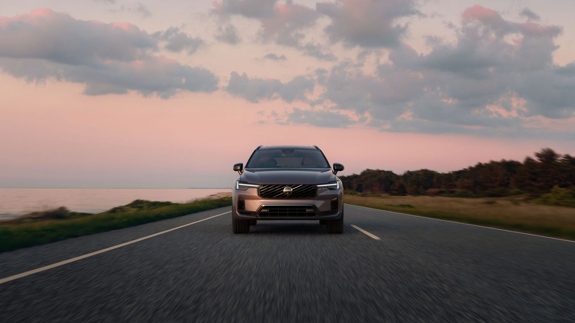 Volvo XC60 sett forfra langs en landevei