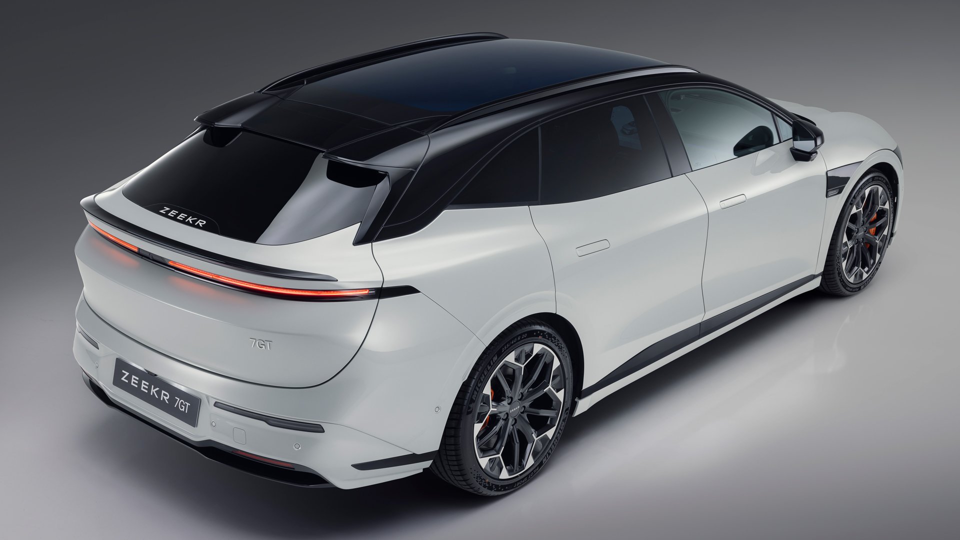 Zeekr 7GT sett skrått bakfra i et studio