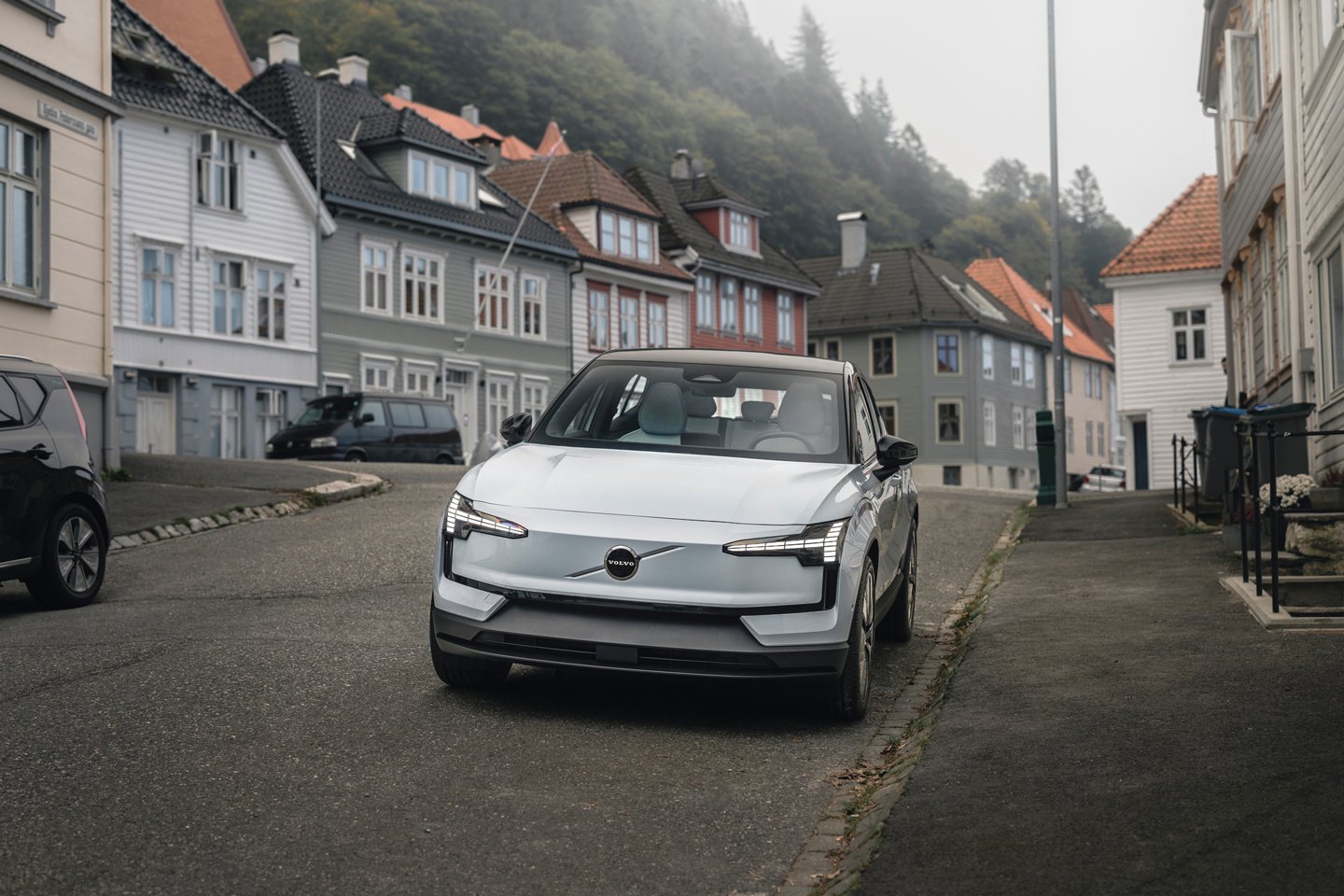 En Volvo EX30 står parkert i sandviken i Bergen
