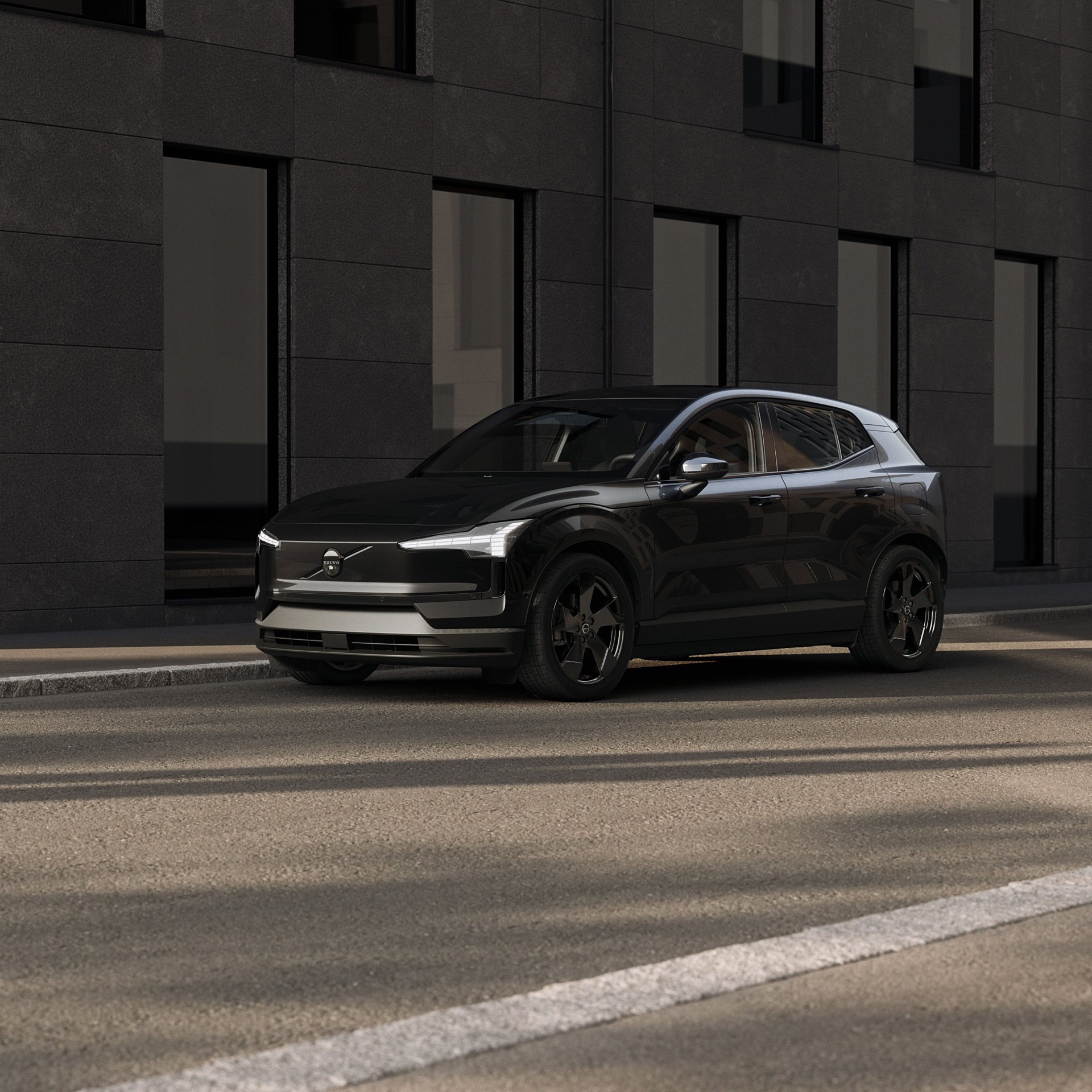 Volvo EX30 Black edition parkert i en urban gate