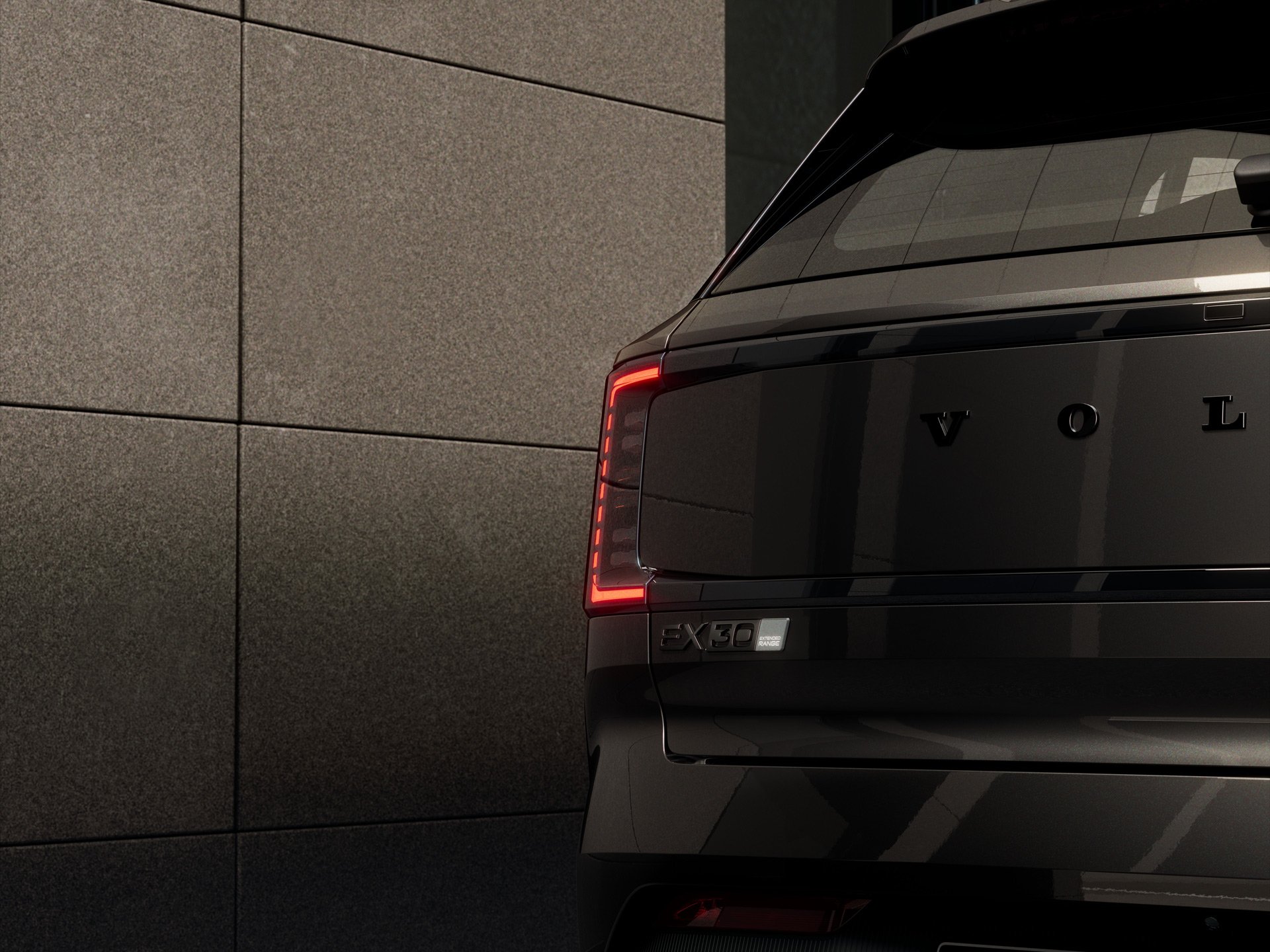 Nærbilde av Volvo EX30 black edtion sett bakfra