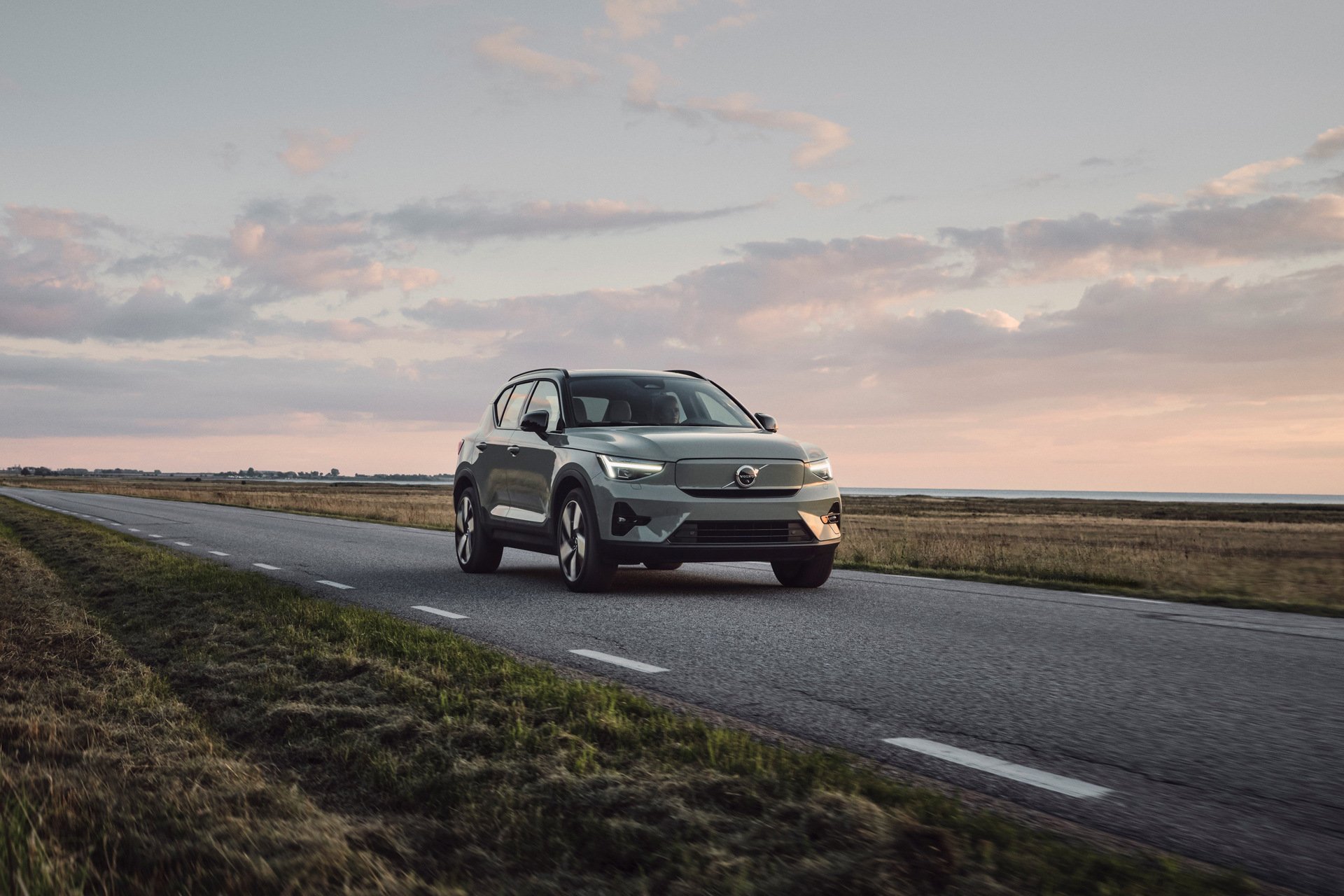volvo_ex40_front_side