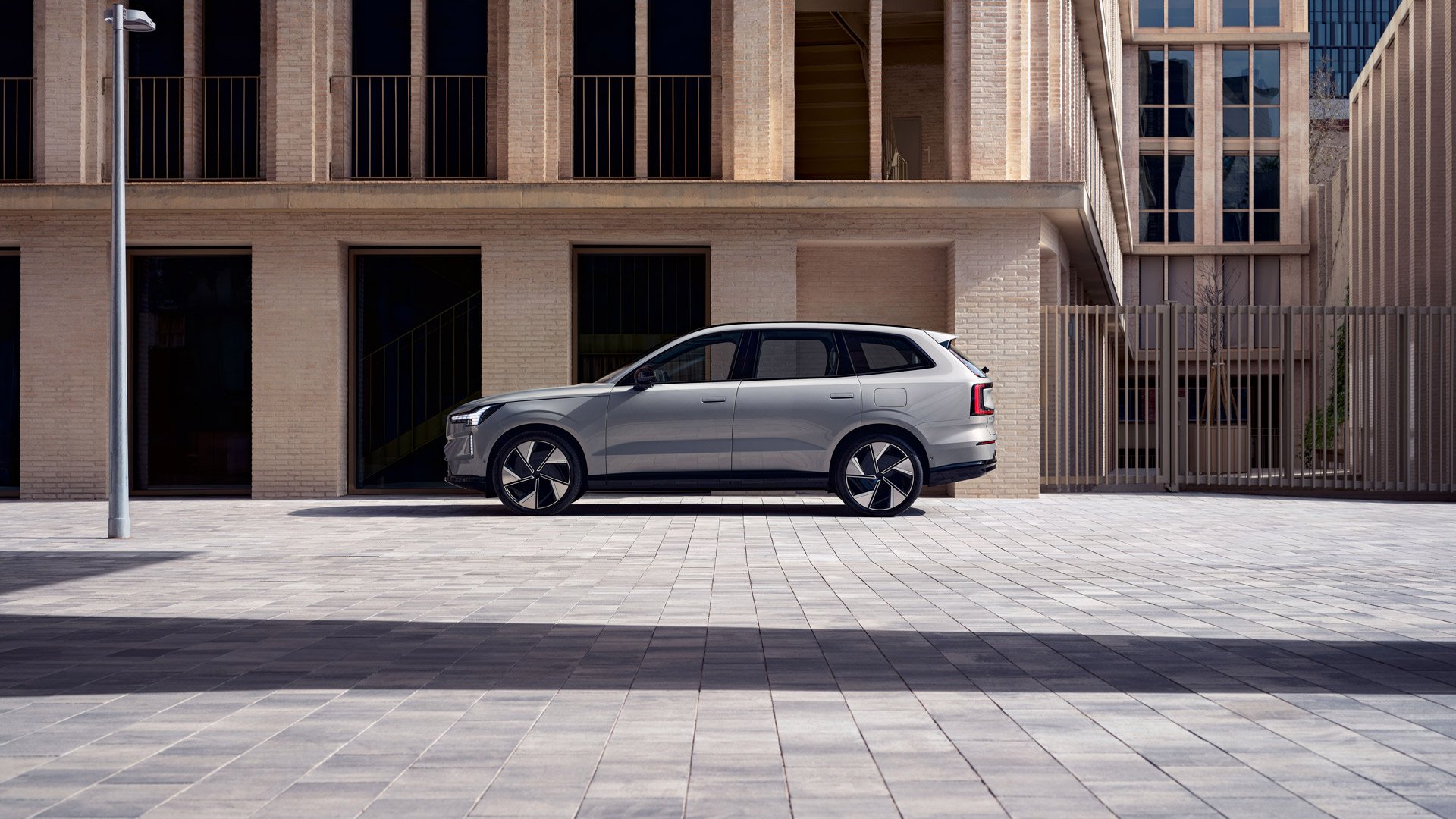 Volvo EX90 sett fra siden i et urbant miljø