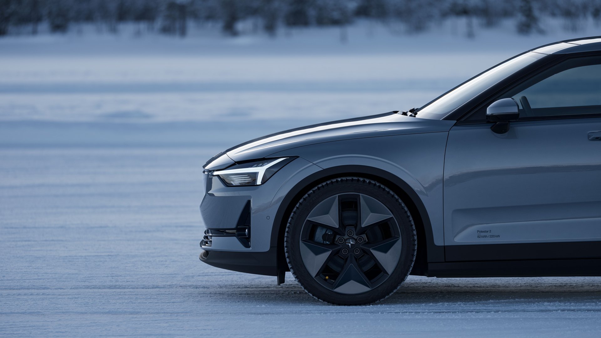 En Polestar 2 stående i et snødekket landskap