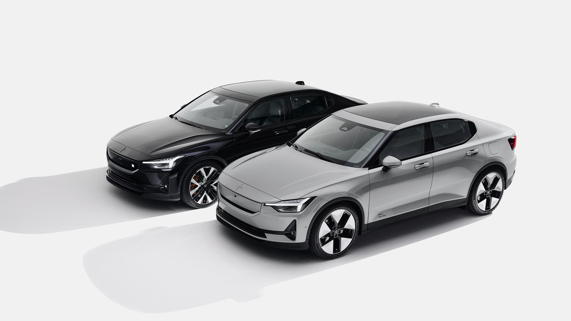 To stykk Polestar 2 modeller ved siden av hverandre. En i svart (bak) og en i grå (foran). Tilgjengelig for kjøp os Frydenbø Bil.