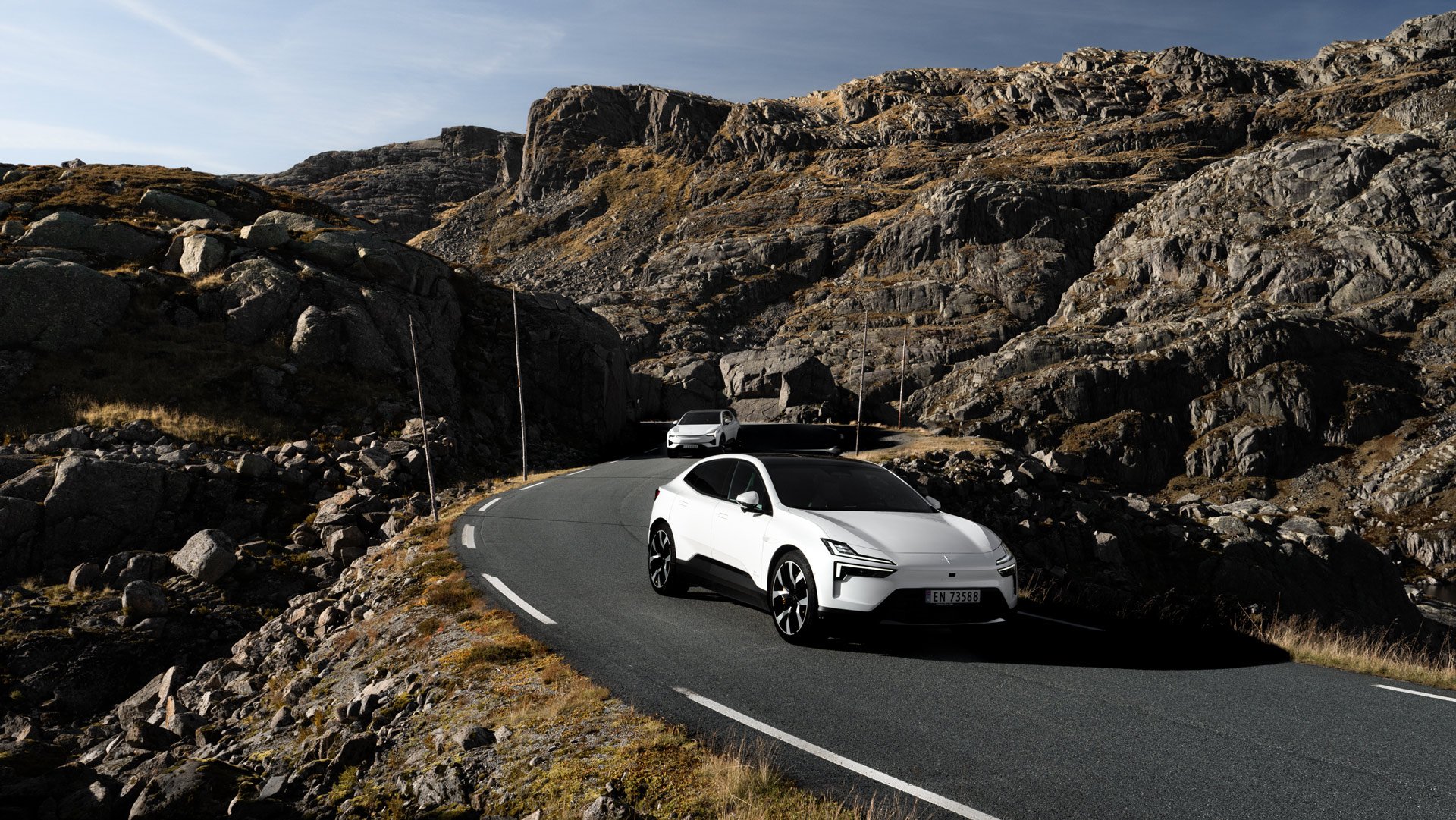 En Polestar 4 på en smal svingete fjellvei