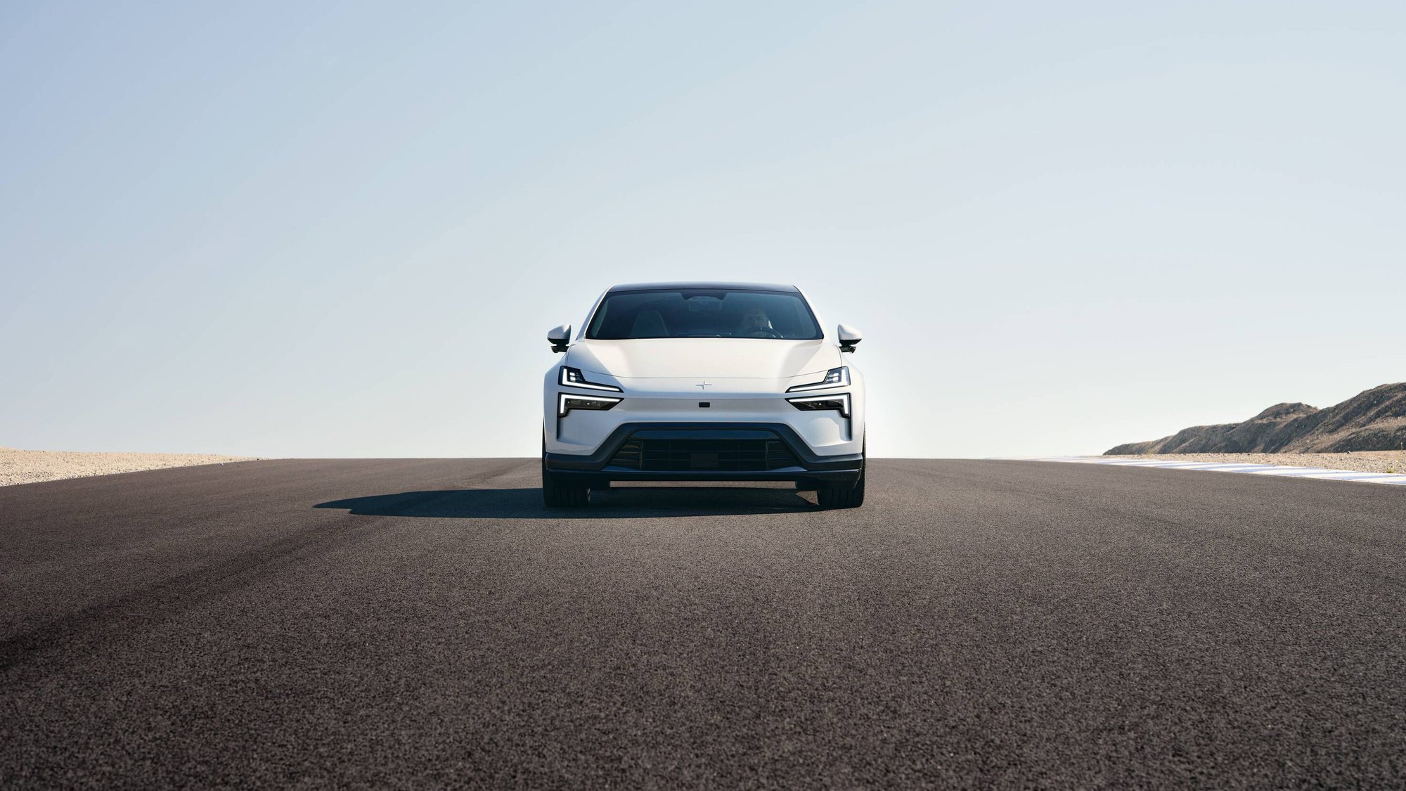 Polestar 4 sett forfra med blå himmel i bakgrunnen