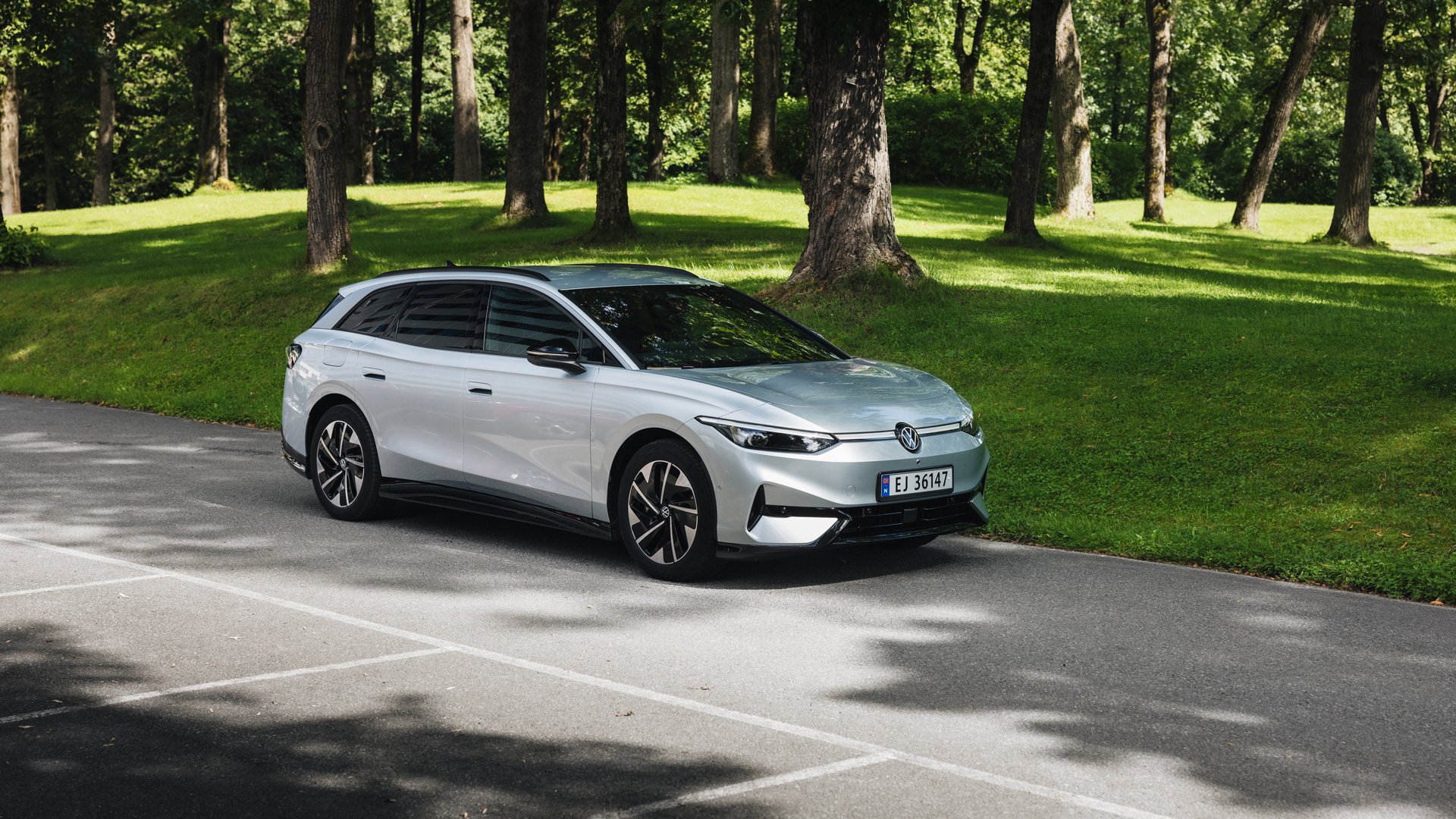Volkswagen ID. 7 parkert langs en park