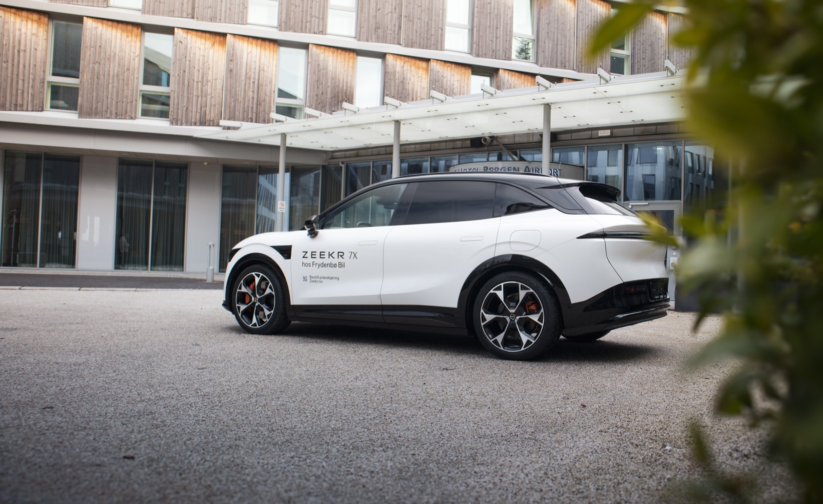 Zeekr 7X parkert foran et moderne bygg