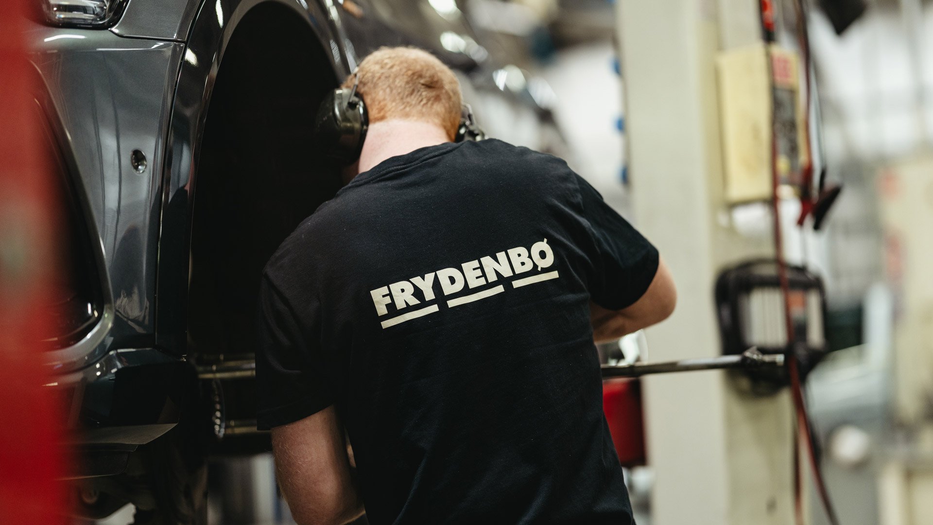 Ryggen til en mekaniker med Frydenbø logo hos Frydenbø Bil Førde