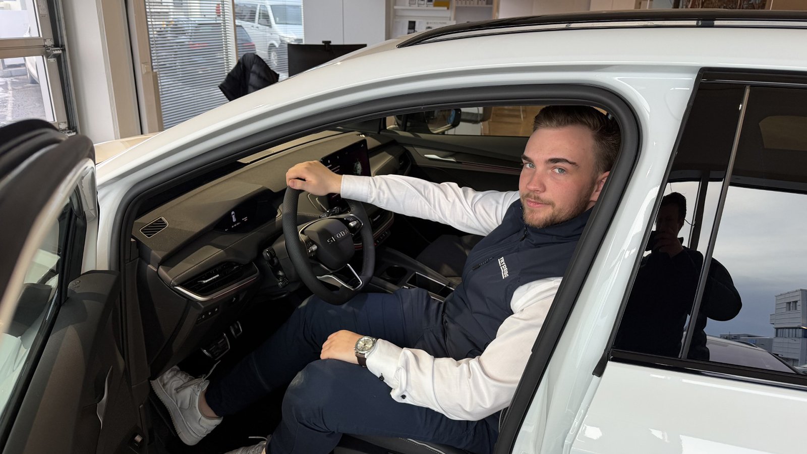 2026_01_WEB_Frydenbø Bil ASV_Molde_Christopher Meisal i bil