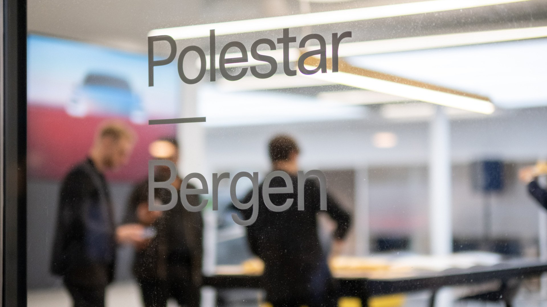 Nærbilde av Polestar Bergen logoen i vinduet på nye Polestar Space Bergen