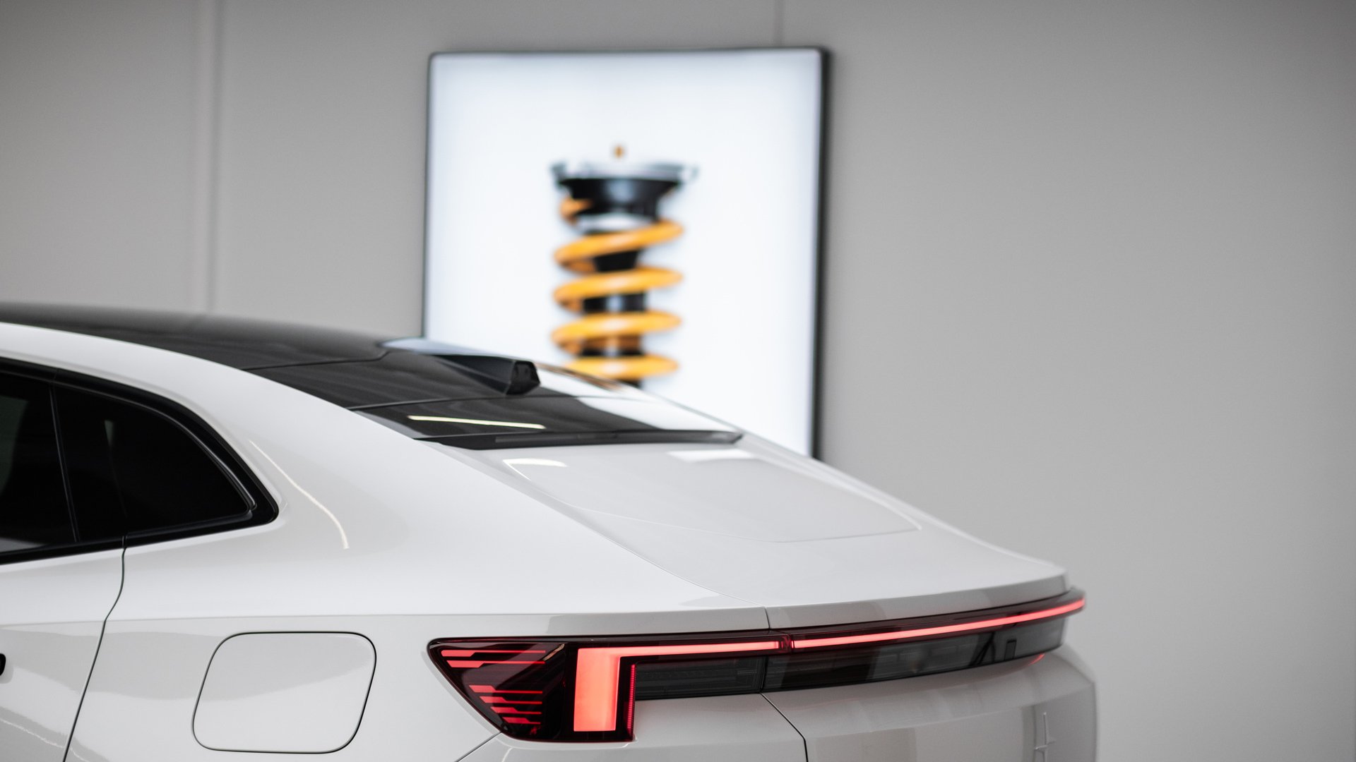 En Polestar 4 i Polestar Space Bergen