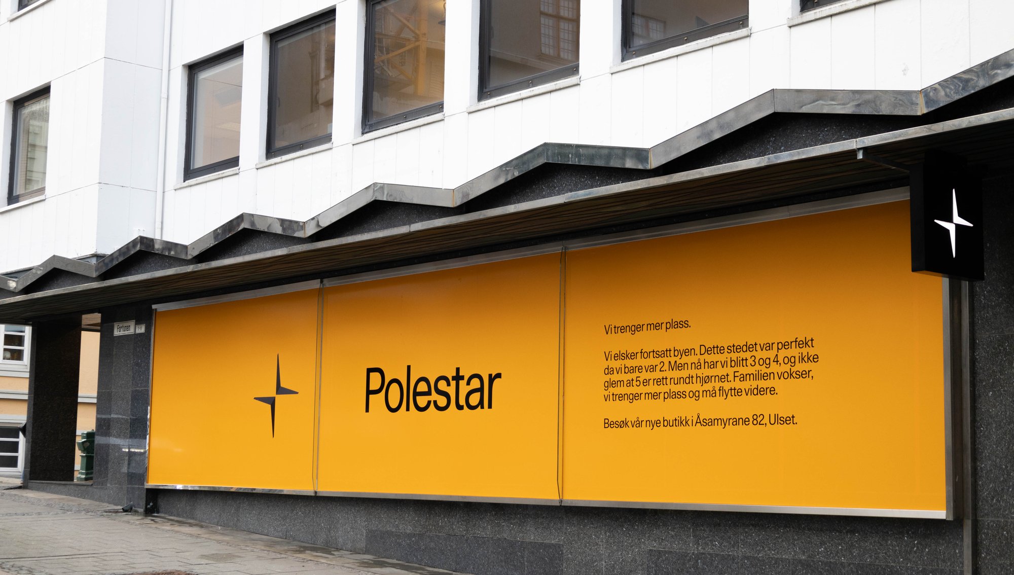 Folierte vinduer som forteller at Polestar har flytte til Åsane