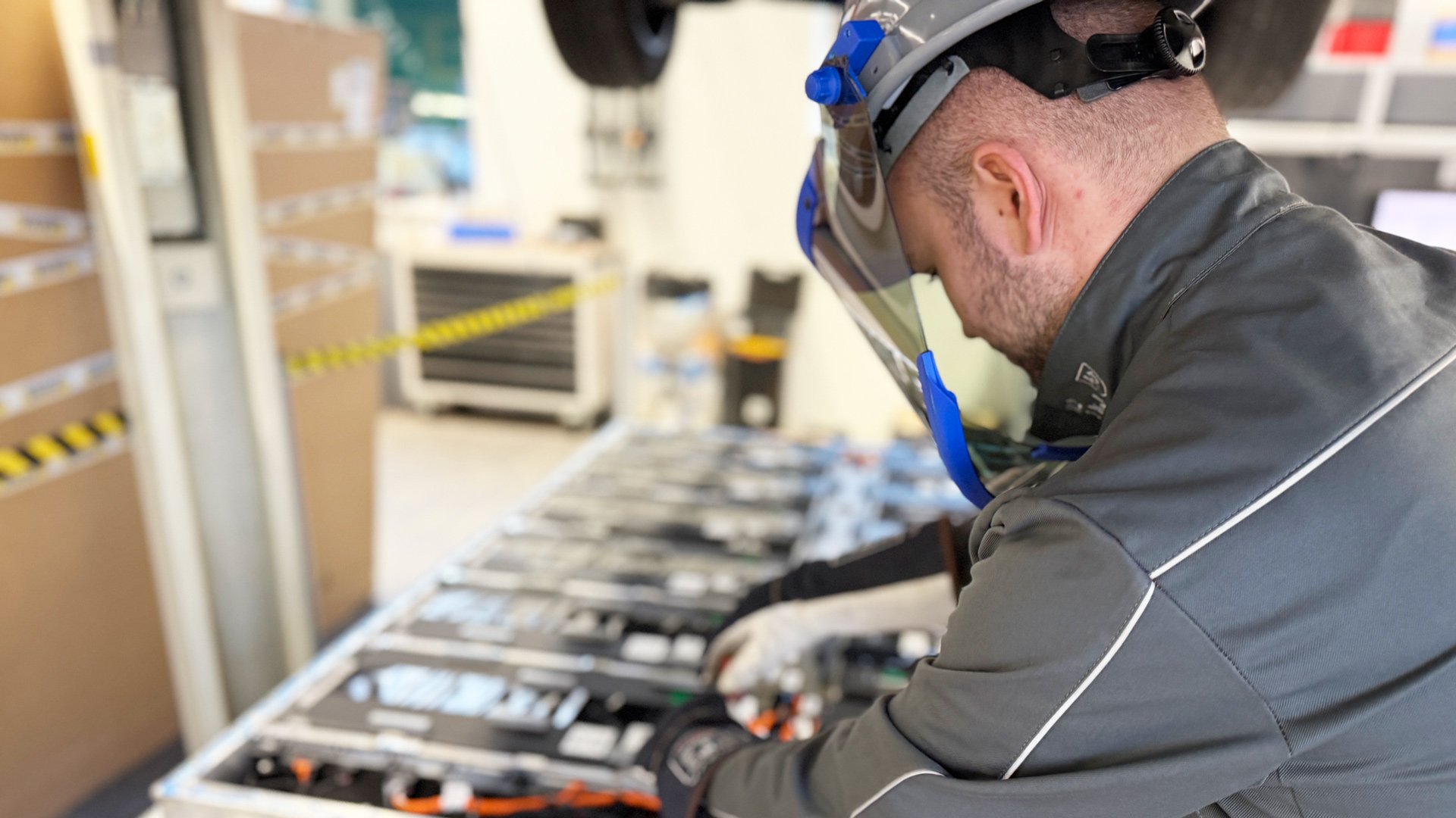 En mekaniker hos Frydenbø Bil jobber på en batteripakke