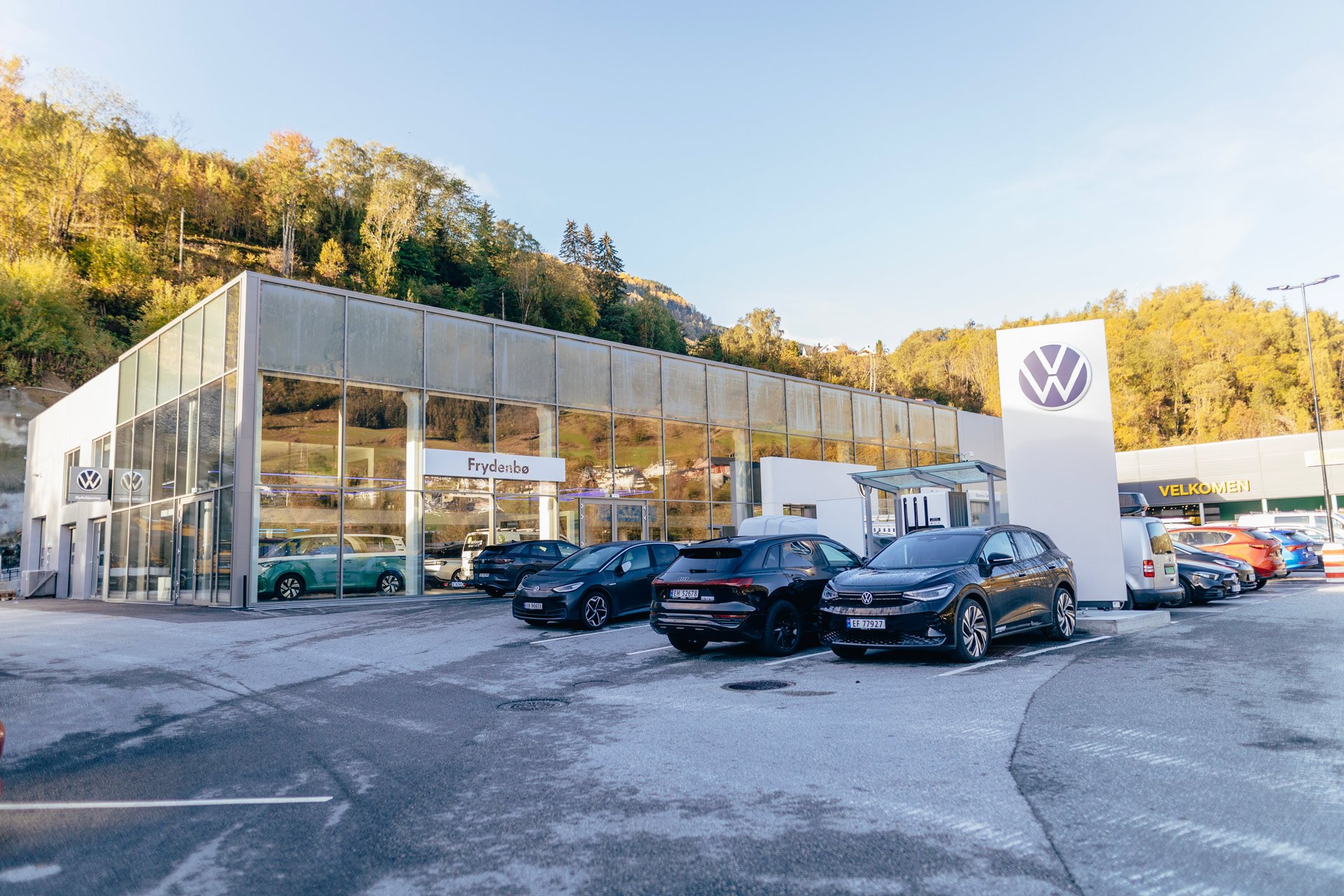 Fasadebilde av Frydenbø Bil Sogndal, med Volkswagen biler parkert foran bygget