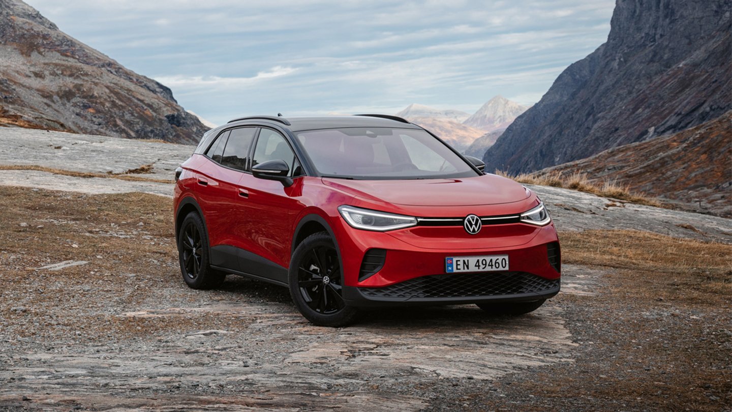 Volkswagen ID.4 i påskestemning. En rødfarget bil parkert høyt oppe på et fjell.