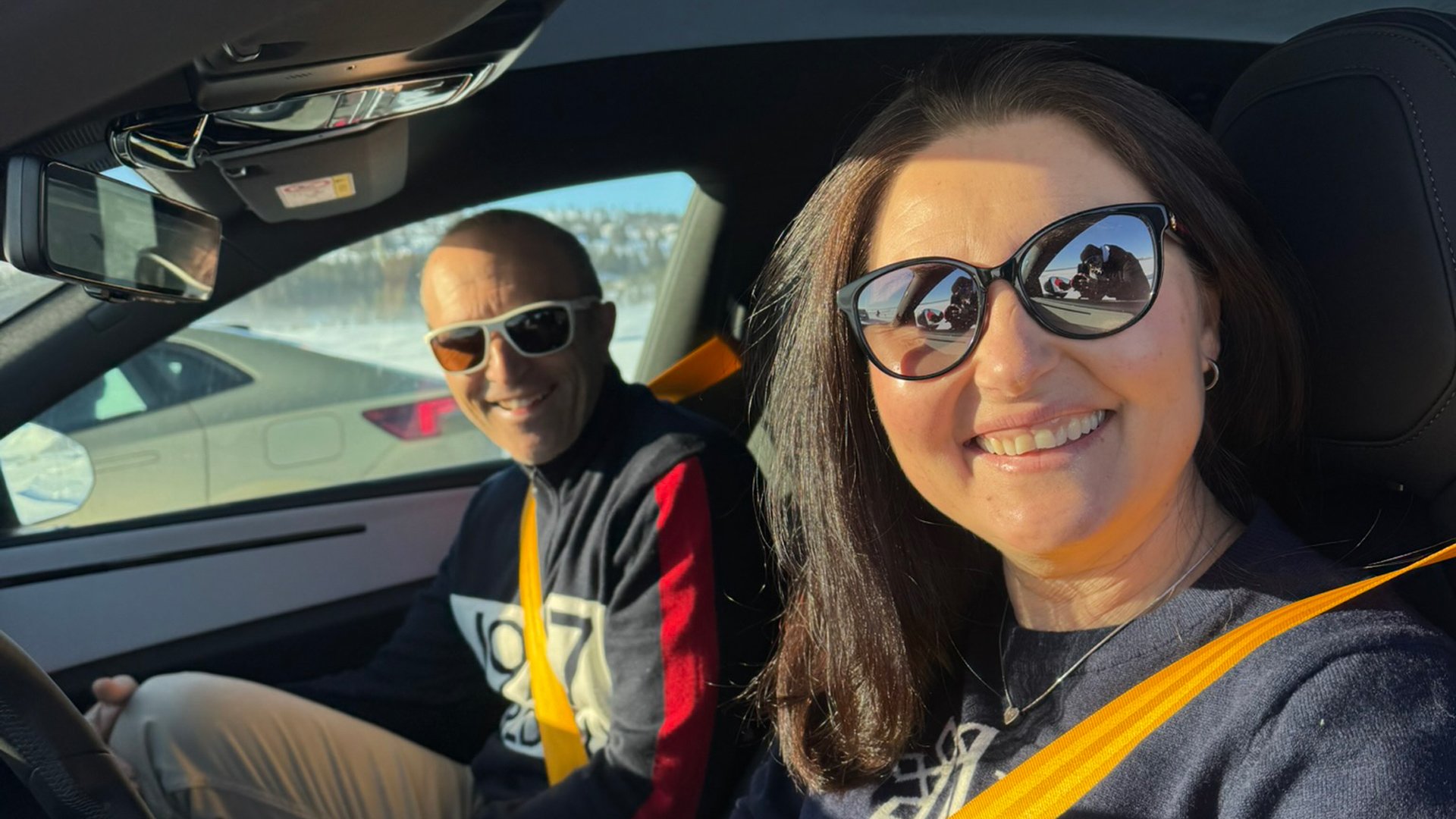 Smilende kunder i en Polestar