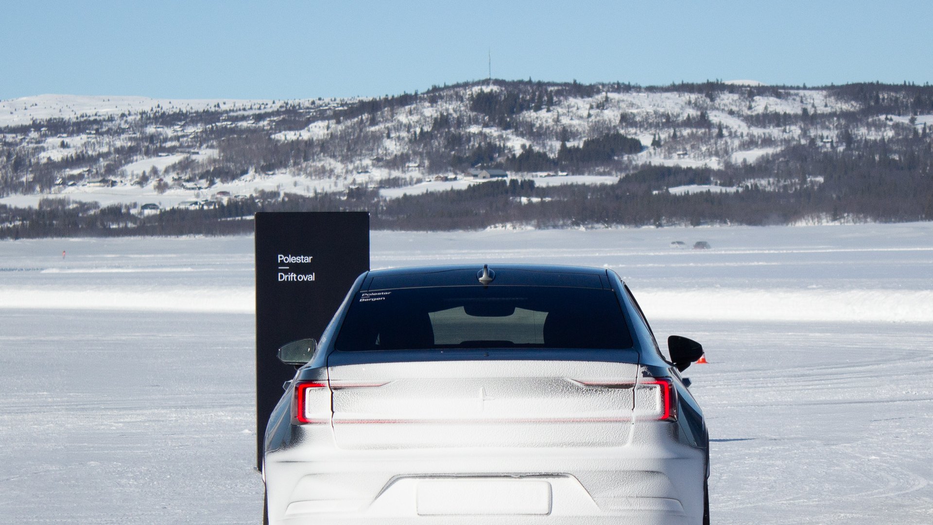 En snødekket Polestar 2 på Tisleifjorden