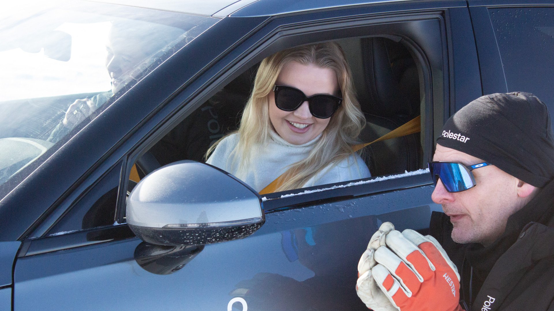 En dame får opplæring på isen på Tisleifjord