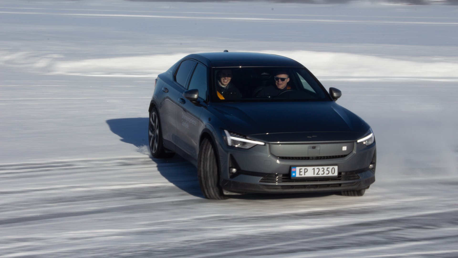 En Polestar 2 i full drift på Tisleifjorden