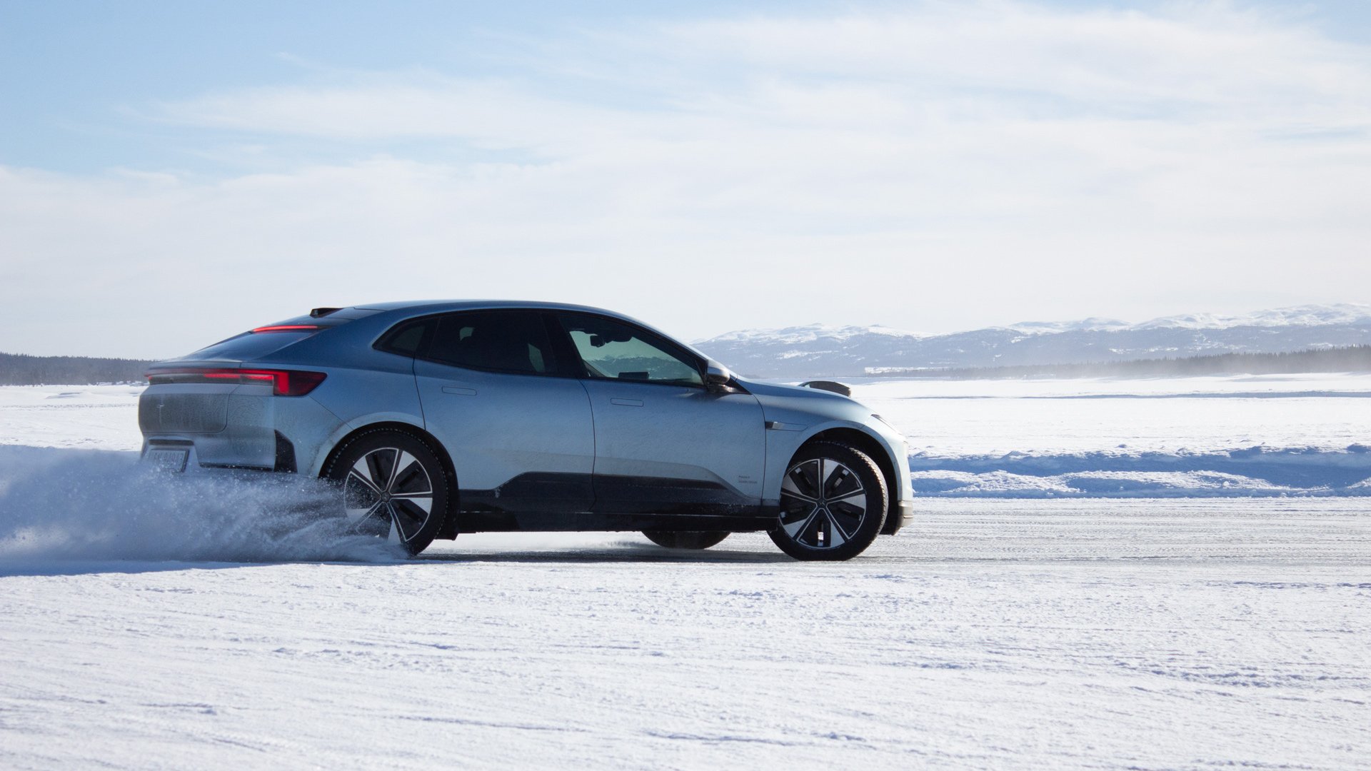 Polestar 4 driftende på Tisleifjorden