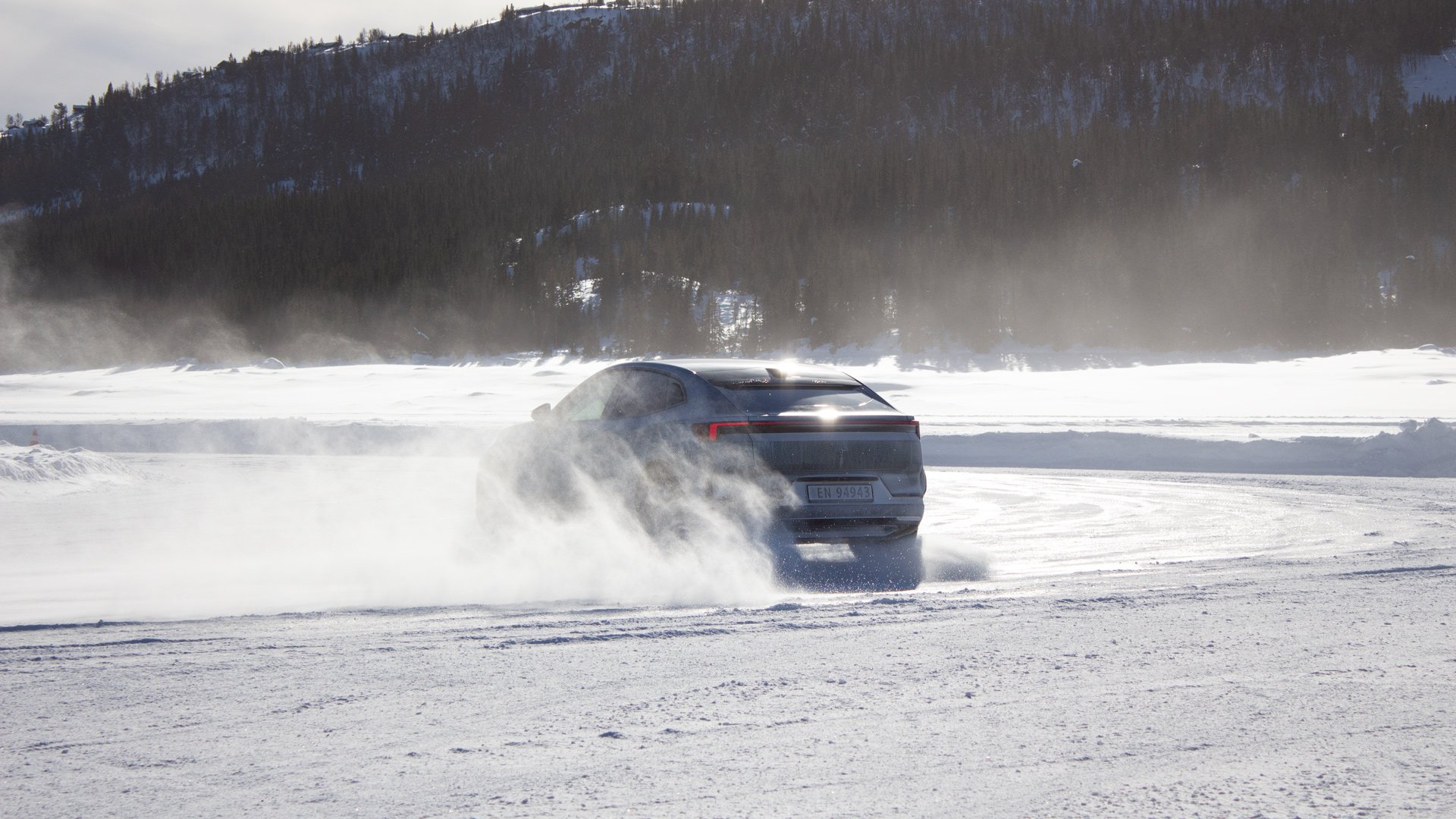 En Polestar 4 driftende på Tisleifjorden