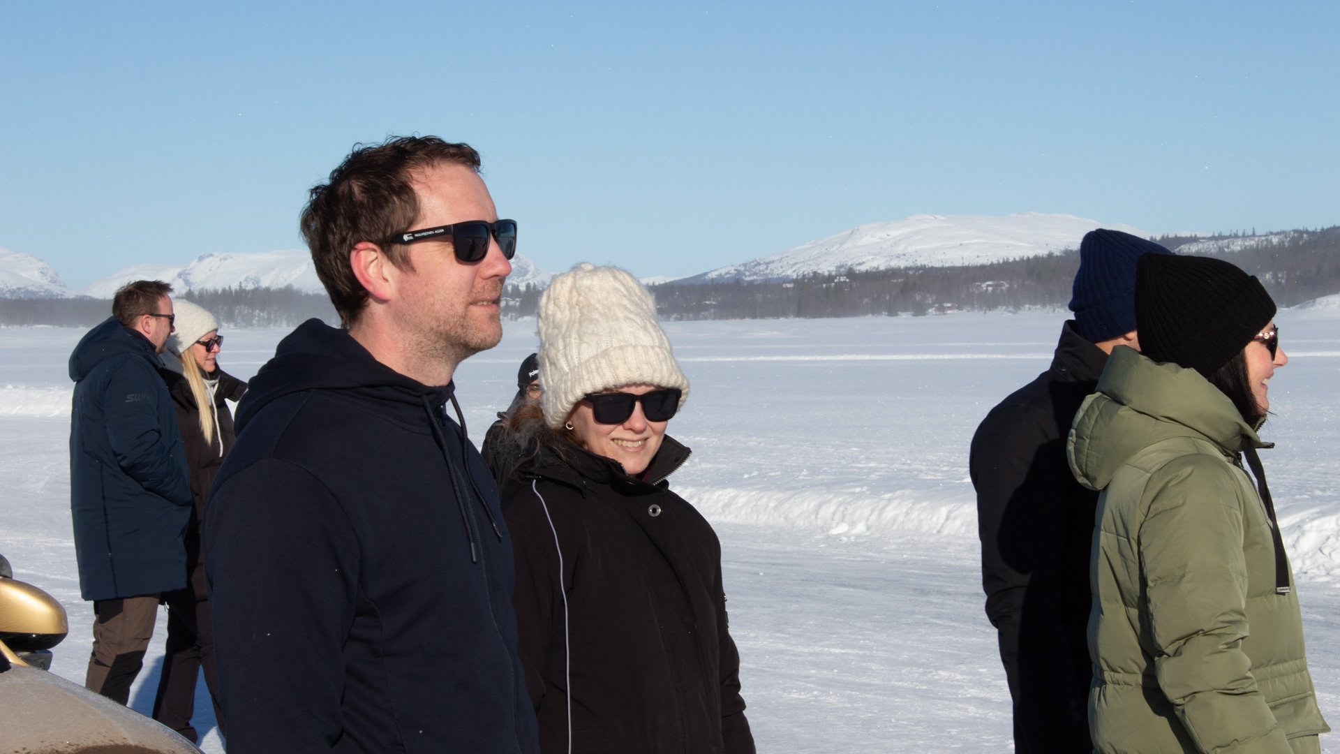 Smilende og lyttende kunder på Tisleifjorden