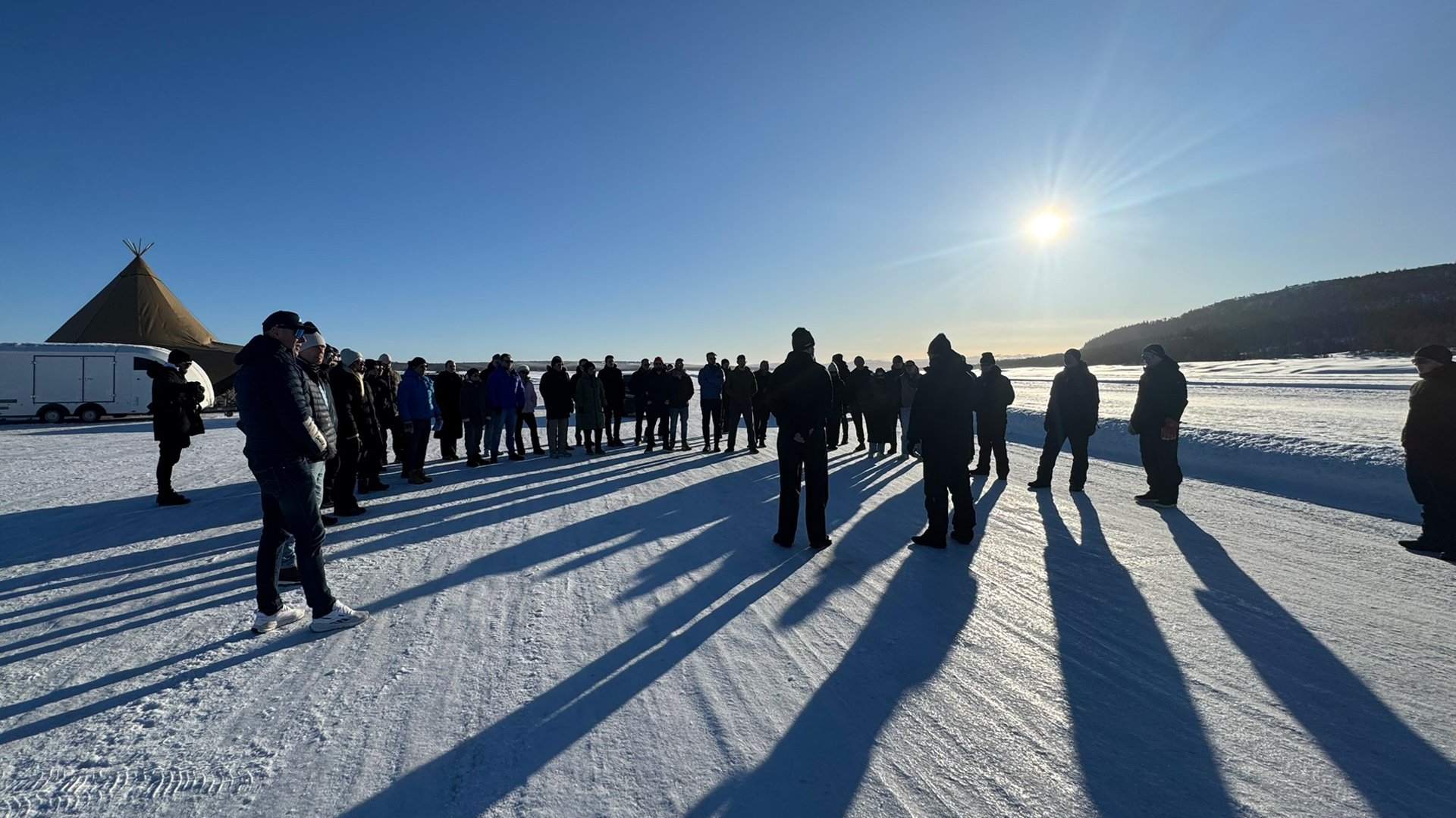 En gruppe mennesker får instruksjon om dagen på Tisleifjorden