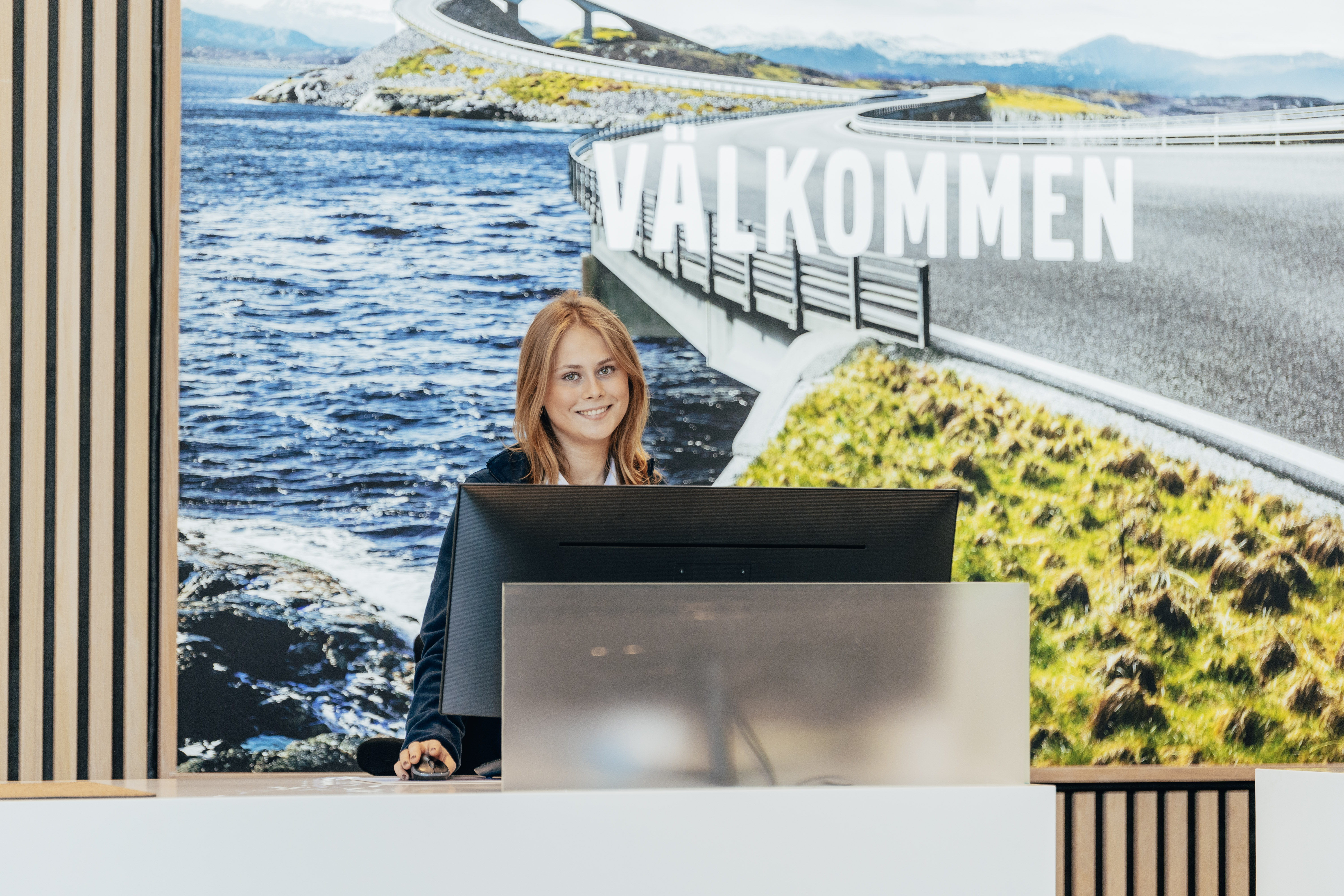 202410_Frydenbø Bil VPL_Kokstad_Kundeservice_velkommen til frydenbø volvo skranke