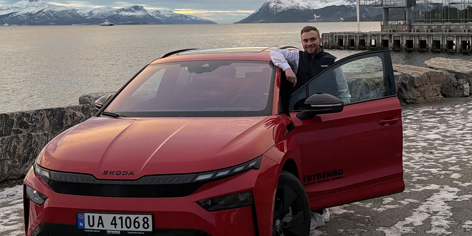 Rød Skoda Enyaq fremfor hotell Seilet i Molde
